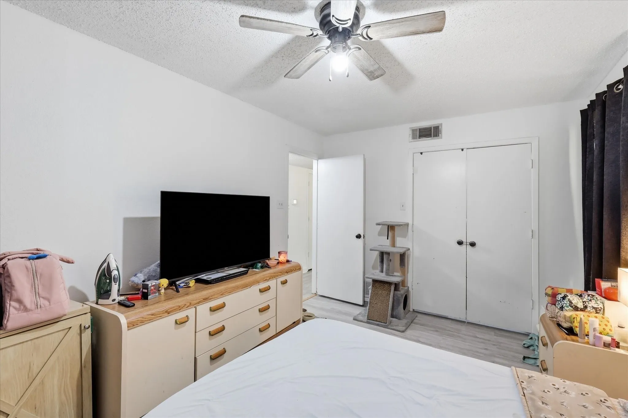 Secondary Bedroom.