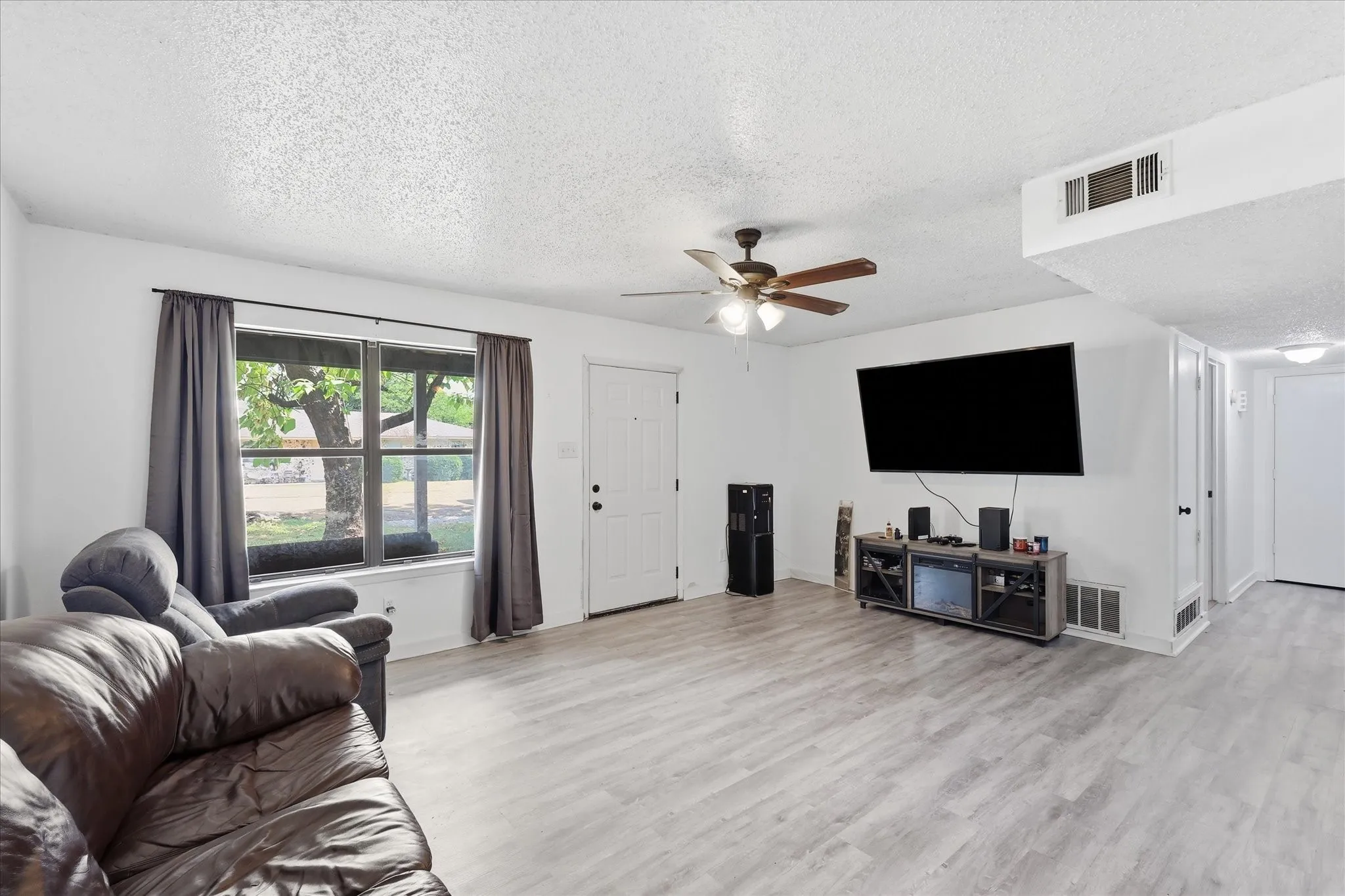 Single Family Residence For Sale in Denton County , 204 Jackilu Street, Sanger, Texas 76266, 3 Bedroom, 2 Bathroom, Garage spaces, 1,350 Sqft, built in 1986, mls#21350966, Real Estate Agent in Sanger, Homes For Sale in Denton county, Homes For Sale in Sanger, Realtor in Sanger Texas, Real Estate Brokerage Independent Realty Texas, Luminita Cordes Realtor