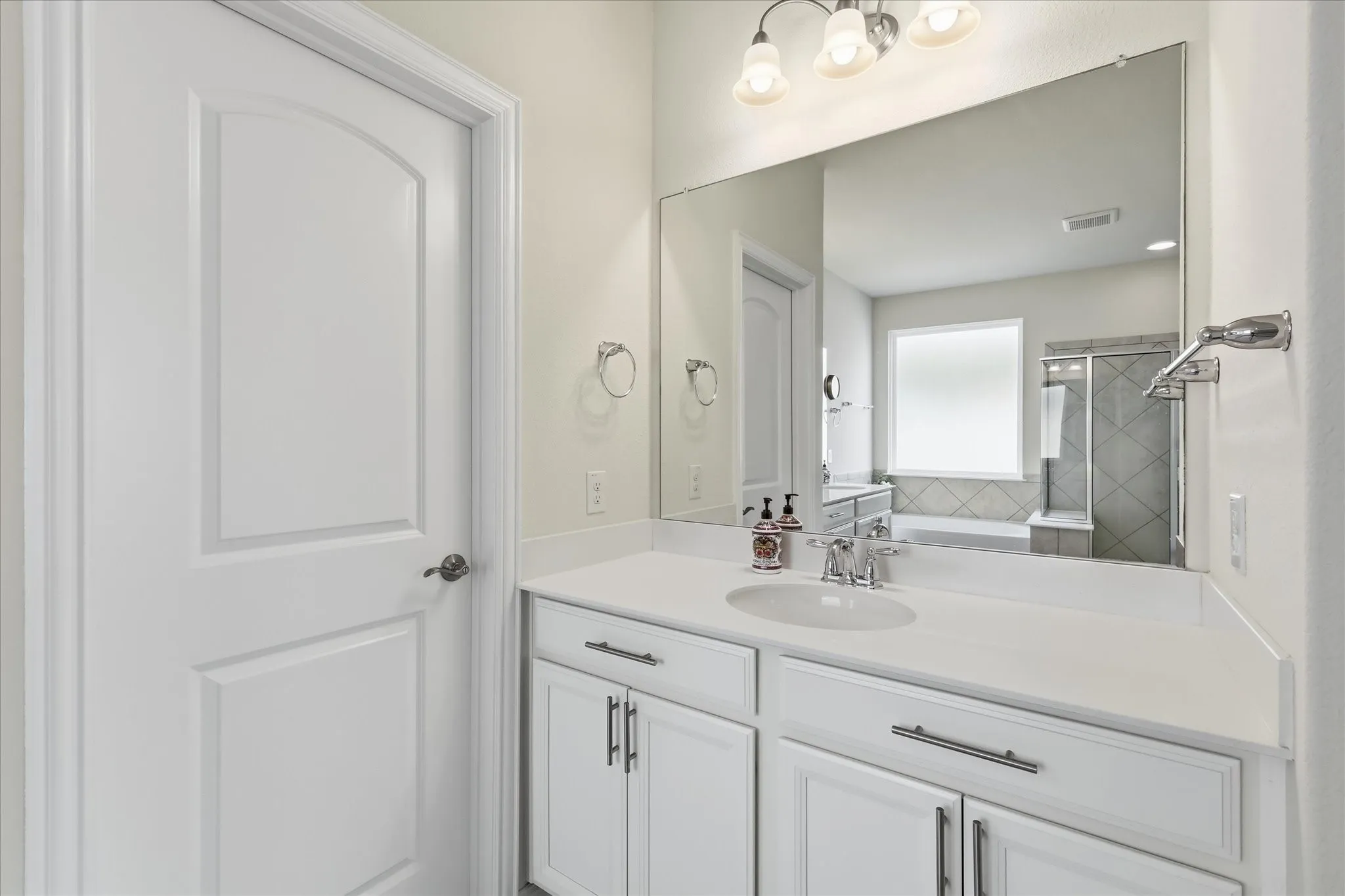Single Family Residence For Sale in Tarrant County , 1021 Plateau Ridge Way, Fort Worth, Texas 76052, 5 Bedroom, 4 Bathroom, 2 Garage spaces, 3,497 Sqft, built in 2018, mls#21351045, Real Estate Agent in Fort Worth, Homes For Sale in Tarrant county, Homes For Sale in Fort Worth, Realtor in Fort Worth Texas, Real Estate Brokerage Independent Realty Texas, Luminita Cordes Realtor