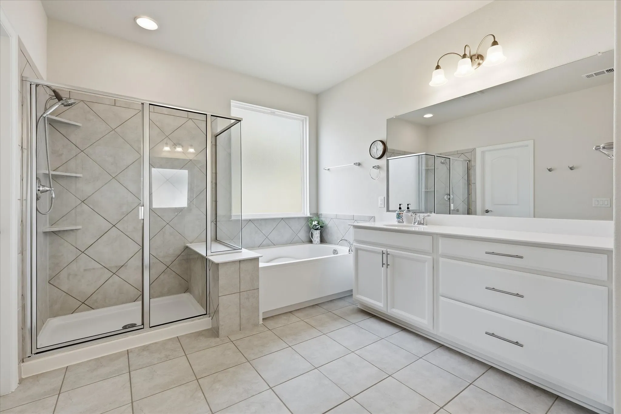 Single Family Residence For Sale in Tarrant County , 1021 Plateau Ridge Way, Fort Worth, Texas 76052, 5 Bedroom, 4 Bathroom, 2 Garage spaces, 3,497 Sqft, built in 2018, mls#21351045, Real Estate Agent in Fort Worth, Homes For Sale in Tarrant county, Homes For Sale in Fort Worth, Realtor in Fort Worth Texas, Real Estate Brokerage Independent Realty Texas, Luminita Cordes Realtor