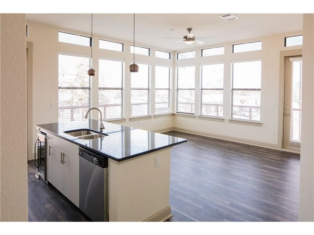 Apartment For Rent in Tarrant County , 2901 W 5th Street 103, Fort Worth, Texas 76107, 1 Bedroom, 1 Bathroom, 9 Garage spaces, 558 Sqft, built in 2015, mls#21351113, Real Estate Agent in Fort Worth, Homes For Rent in Tarrant county, Homes For Rent in Fort Worth, Realtor in Fort Worth Texas, Real Estate Brokerage Independent Realty Texas, Luminita Cordes Realtor