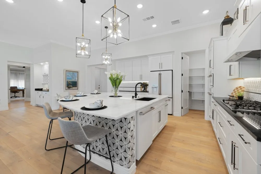 Large Walk in Pantry and Modern Appliances