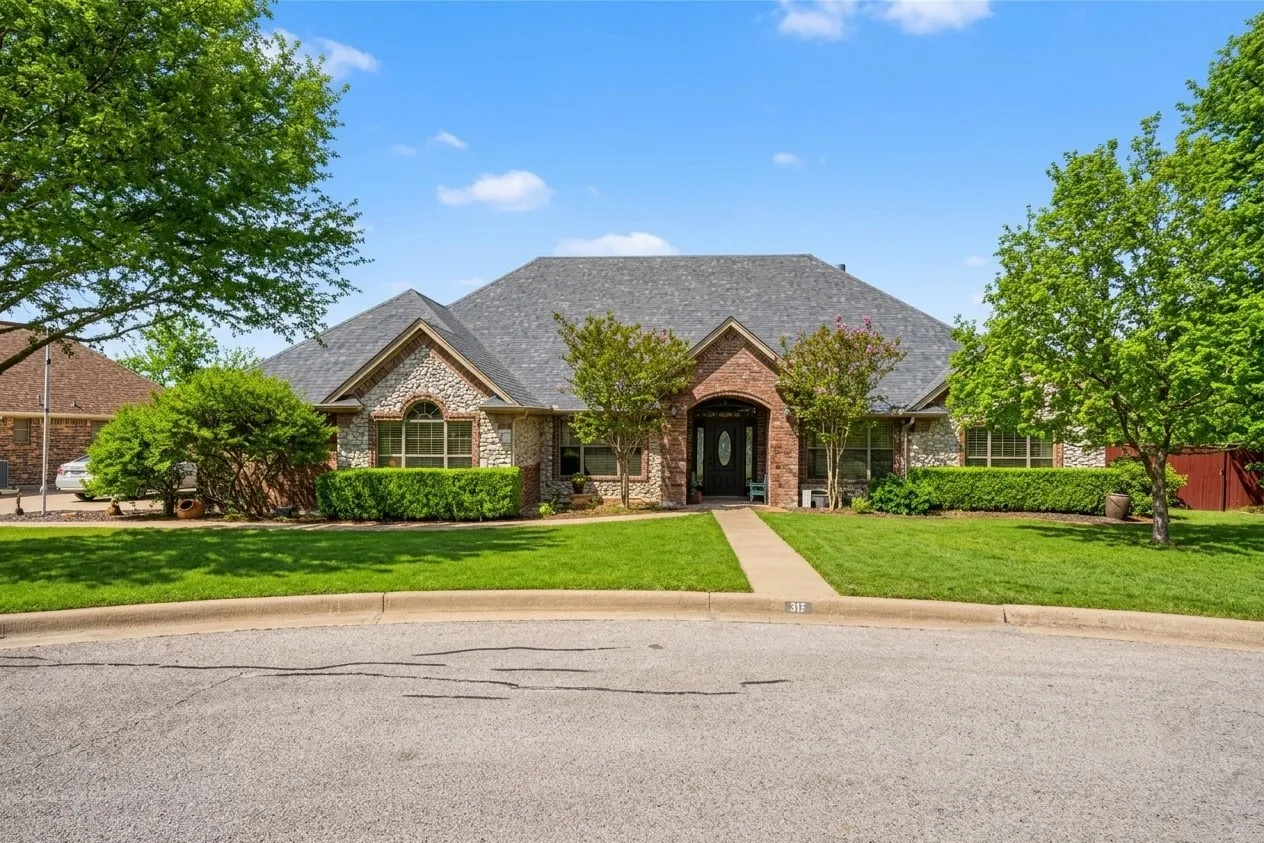 Single Family Residence For Sale in Parker County , 317 Billo Court, Weatherford, Texas 76087, 3 Bedrooms, 3 Bathrooms, 3 Garage spaces, 2,342 Sqft, built in 2004, Price $484,999, mls#21351091, Real Estate Agent in Weatherford, Homes For Sale in Parker county, Homes For Sale in Weatherford, Realtor in Weatherford Texas, Real Estate Brokerage Independent Realty Texas, Luminita Cordes Realtor