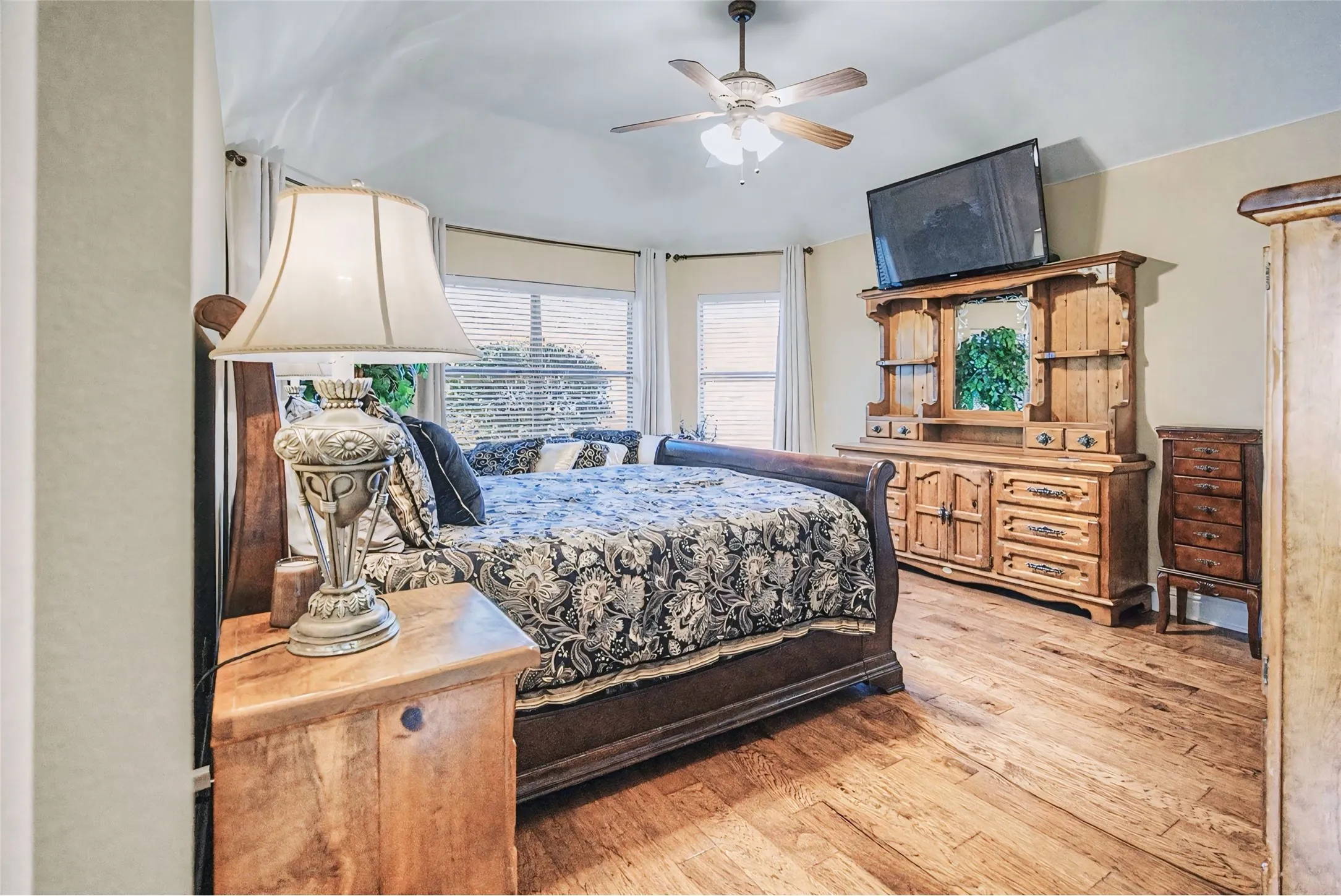 Single Family Residence For Sale in Parker County , 317 Billo Court, Weatherford, Texas 76087, 3 Bedrooms, 3 Bathrooms, 3 Garage spaces, 2,342 Sqft, built in 2004, Price $484,999, mls#21351091, Real Estate Agent in Weatherford, Homes For Sale in Parker county, Homes For Sale in Weatherford, Realtor in Weatherford Texas, Real Estate Brokerage Independent Realty Texas, Luminita Cordes Realtor