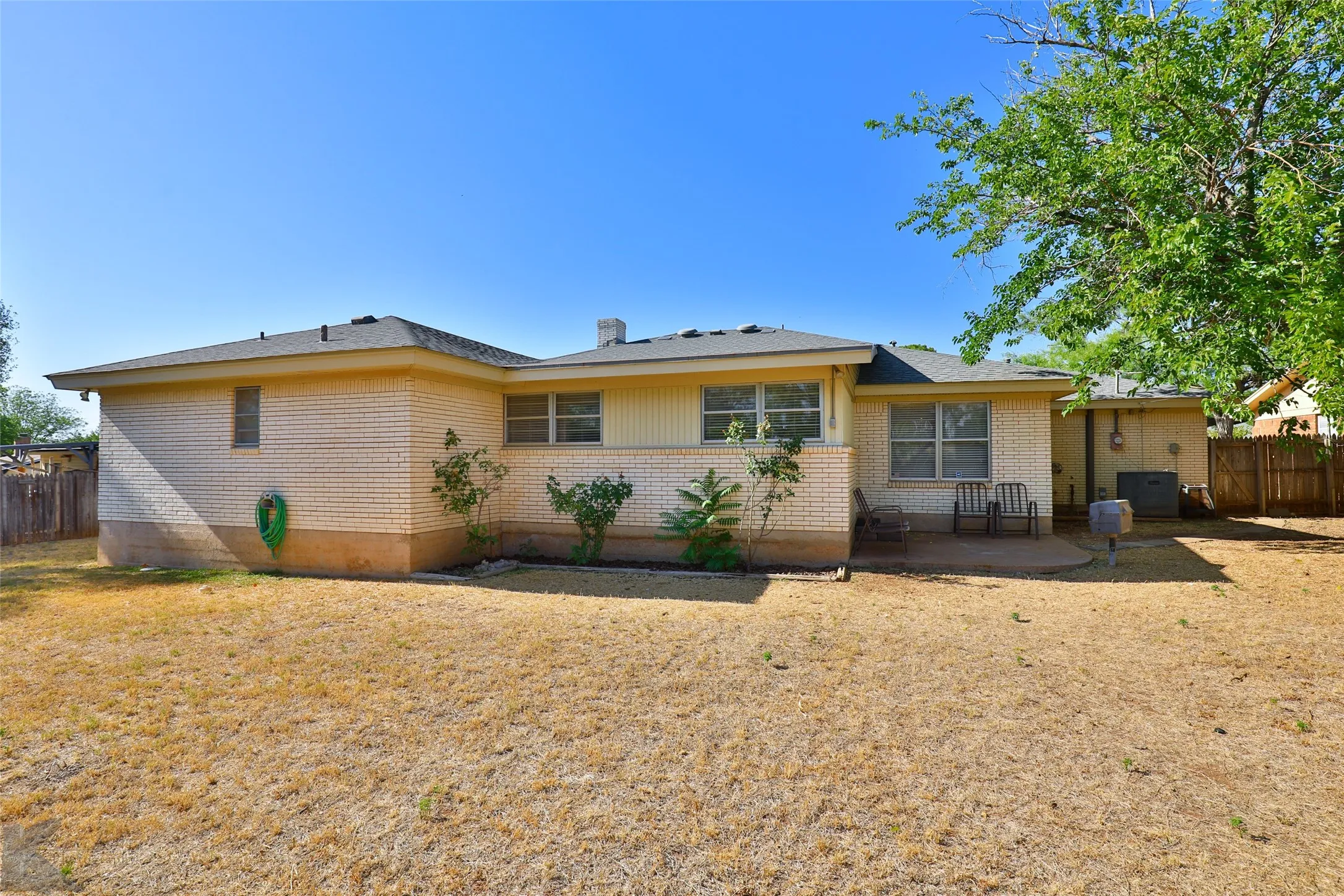 Single Family Residence For Rent in Taylor County , 2810 Arrowhead Drive, Abilene, Texas 79606, 4 Bedroom, 2 Bathroom, 2 Garage spaces, 2,261 Sqft, built in 1972, mls#21349039, Real Estate Agent in Abilene, Homes For Rent in Taylor county, Homes For Rent in Abilene, Realtor in Abilene Texas, Real Estate Brokerage Independent Realty Texas, Luminita Cordes Realtor