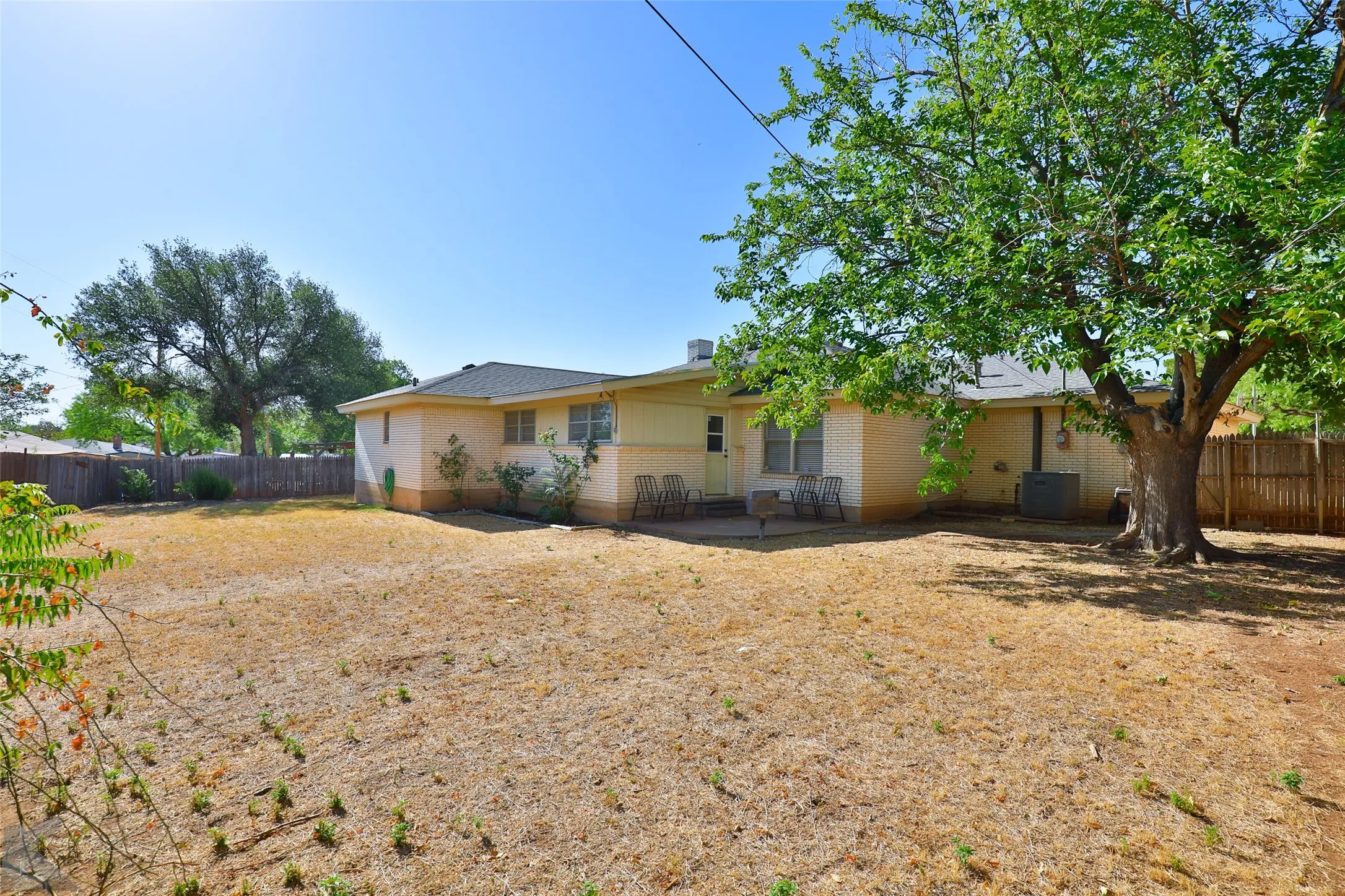 Single Family Residence For Rent in Taylor County , 2810 Arrowhead Drive, Abilene, Texas 79606, 4 Bedroom, 2 Bathroom, 2 Garage spaces, 2,261 Sqft, built in 1972, mls#21349039, Real Estate Agent in Abilene, Homes For Rent in Taylor county, Homes For Rent in Abilene, Realtor in Abilene Texas, Real Estate Brokerage Independent Realty Texas, Luminita Cordes Realtor