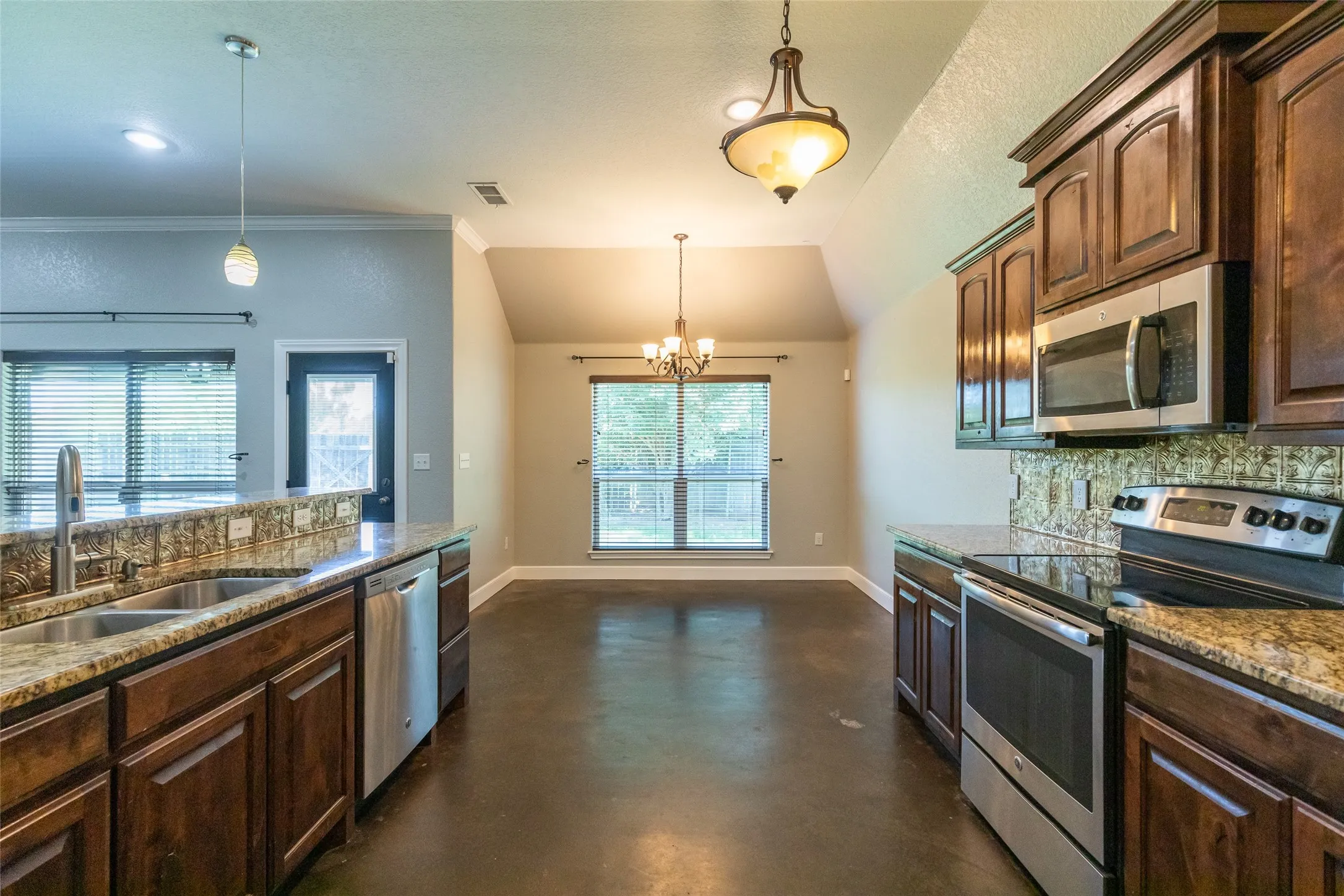 Single Family Residence For Sale in Taylor County , 7902 Tuscany Drive, Abilene, Texas 79606, 3 Bedroom, 2 Bathroom, 2 Garage spaces, 1,630 Sqft, built in 2014, mls#21350878, Real Estate Agent in Abilene, Homes For Sale in Taylor county, Homes For Sale in Abilene, Realtor in Abilene Texas, Real Estate Brokerage Independent Realty Texas, Luminita Cordes Realtor