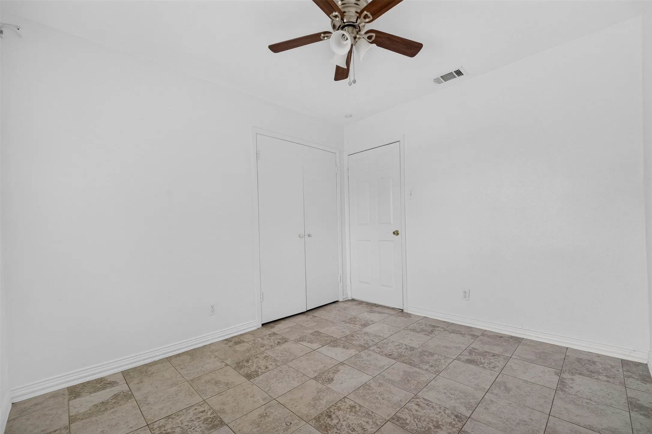 Single Family Residence For Rent in Dallas County , 909 Rosewood Hills Drive, Garland, Texas 75040, 3 Bedroom, 2 Bathroom, Garage spaces, 1,276 Sqft, built in 1962, mls#21349242, Real Estate Agent in Garland, Homes For Rent in Dallas county, Homes For Rent in Garland, Realtor in Garland Texas, Real Estate Brokerage Independent Realty Texas, Luminita Cordes Realtor