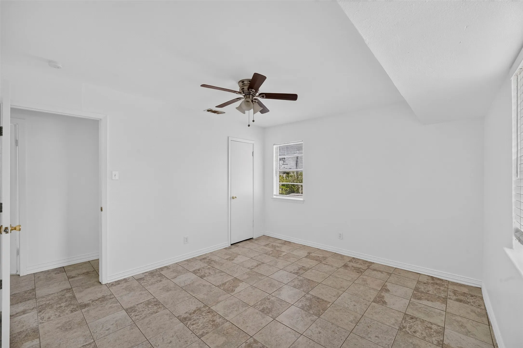 Single Family Residence For Rent in Dallas County , 909 Rosewood Hills Drive, Garland, Texas 75040, 3 Bedroom, 2 Bathroom, Garage spaces, 1,276 Sqft, built in 1962, mls#21349242, Real Estate Agent in Garland, Homes For Rent in Dallas county, Homes For Rent in Garland, Realtor in Garland Texas, Real Estate Brokerage Independent Realty Texas, Luminita Cordes Realtor