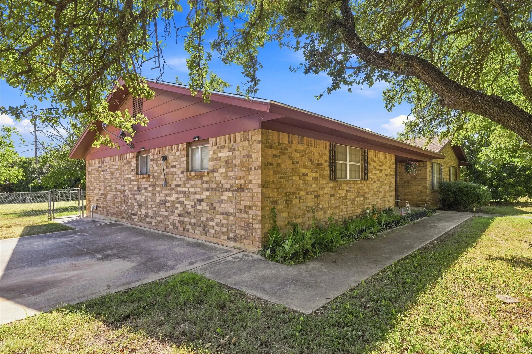 Single Family Residence For Sale in Brown County , 4309 9th Street, Brownwood, Texas 76801, 4 Bedrooms, 2 Bathrooms, Garage spaces, 1,922 Sqft, built in 1971, Price $239,900, mls#21351130, Real Estate Agent in Brownwood, Homes For Sale in Brown county, Homes For Sale in Brownwood, Realtor in Brownwood Texas, Real Estate Brokerage Independent Realty Texas, Luminita Cordes Realtor