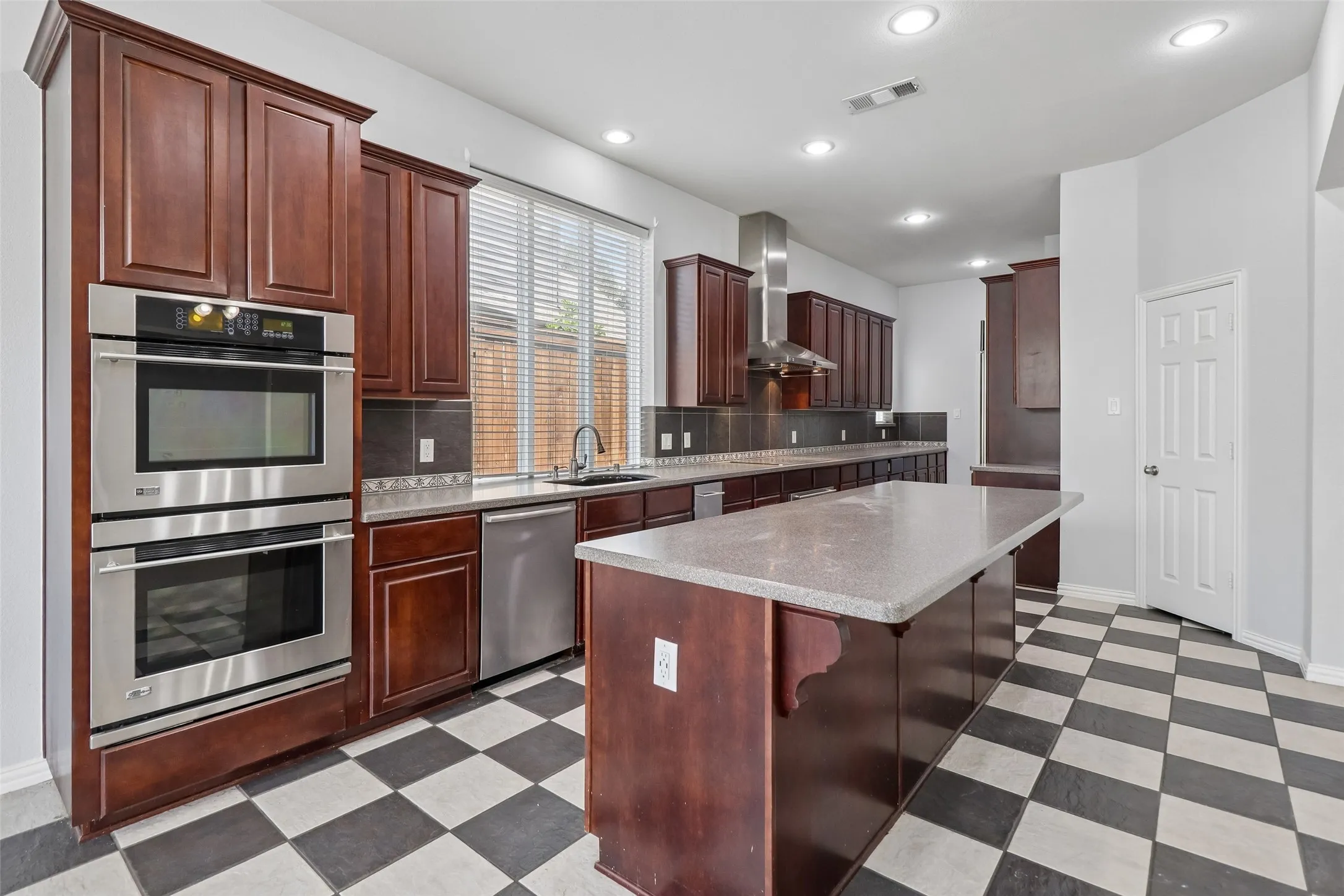 Single Family Residence For Sale in Tarrant County , 9601 Brazendine Drive, Fort Worth, Texas 76244, 4 Bedroom, 4 Bathroom, 2 Garage spaces, 3,834 Sqft, built in 2005, mls#21350377, Real Estate Agent in Fort Worth, Homes For Sale in Tarrant county, Homes For Sale in Fort Worth, Realtor in Fort Worth Texas, Real Estate Brokerage Independent Realty Texas, Luminita Cordes Realtor