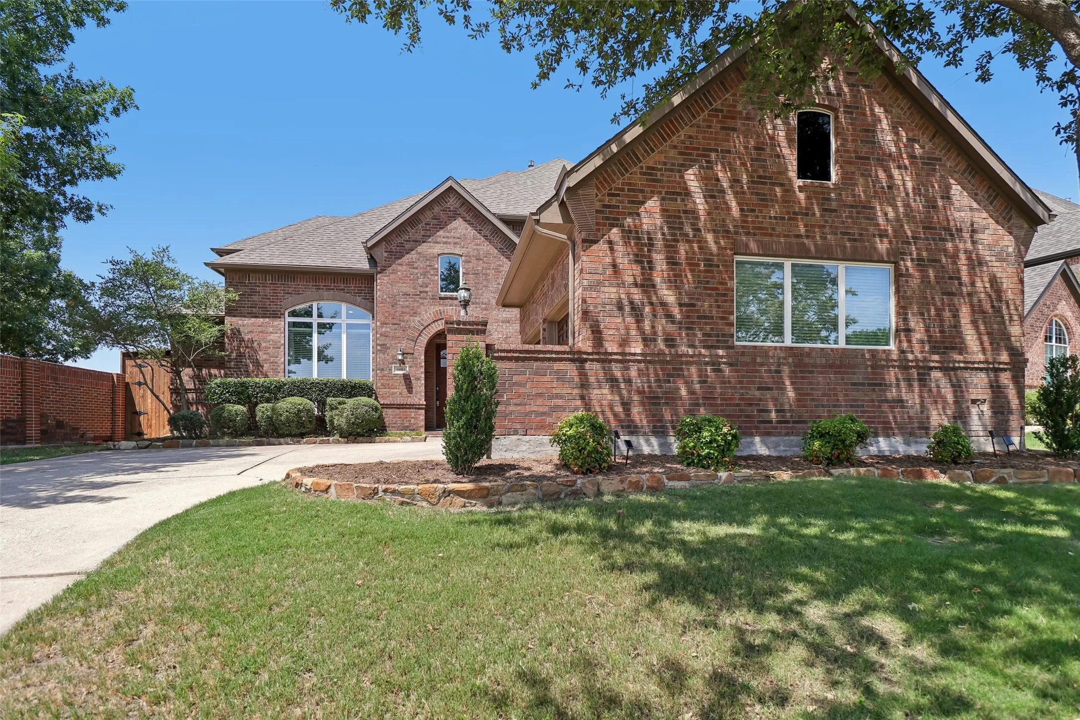 Single Family Residence For Sale in Tarrant County , 9601 Brazendine Drive, Fort Worth, Texas 76244, 4 Bedroom, 4 Bathroom, 2 Garage spaces, 3,834 Sqft, built in 2005, mls#21350377, Real Estate Agent in Fort Worth, Homes For Sale in Tarrant county, Homes For Sale in Fort Worth, Realtor in Fort Worth Texas, Real Estate Brokerage Independent Realty Texas, Luminita Cordes Realtor