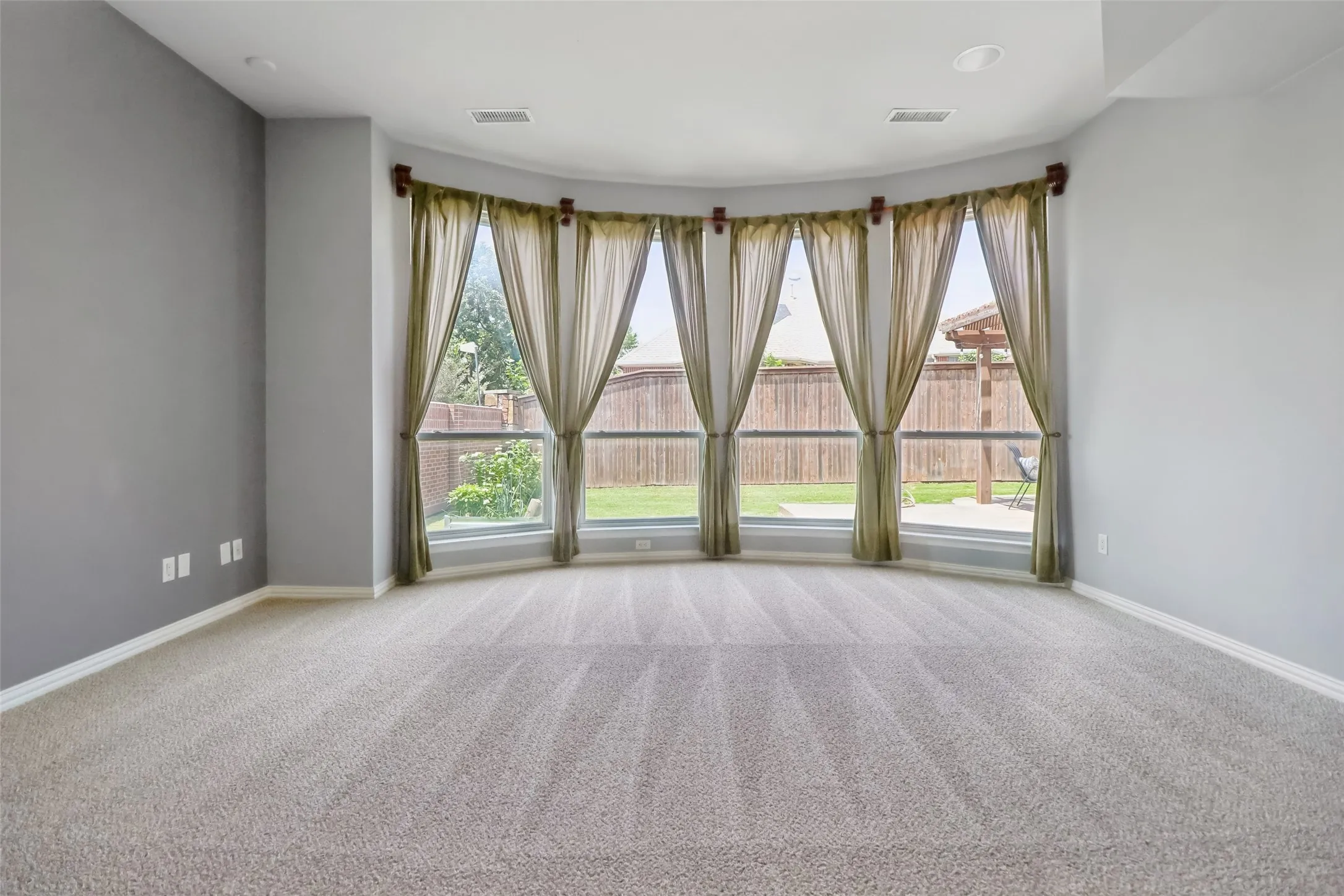 Single Family Residence For Sale in Tarrant County , 9601 Brazendine Drive, Fort Worth, Texas 76244, 4 Bedroom, 4 Bathroom, 2 Garage spaces, 3,834 Sqft, built in 2005, mls#21350377, Real Estate Agent in Fort Worth, Homes For Sale in Tarrant county, Homes For Sale in Fort Worth, Realtor in Fort Worth Texas, Real Estate Brokerage Independent Realty Texas, Luminita Cordes Realtor