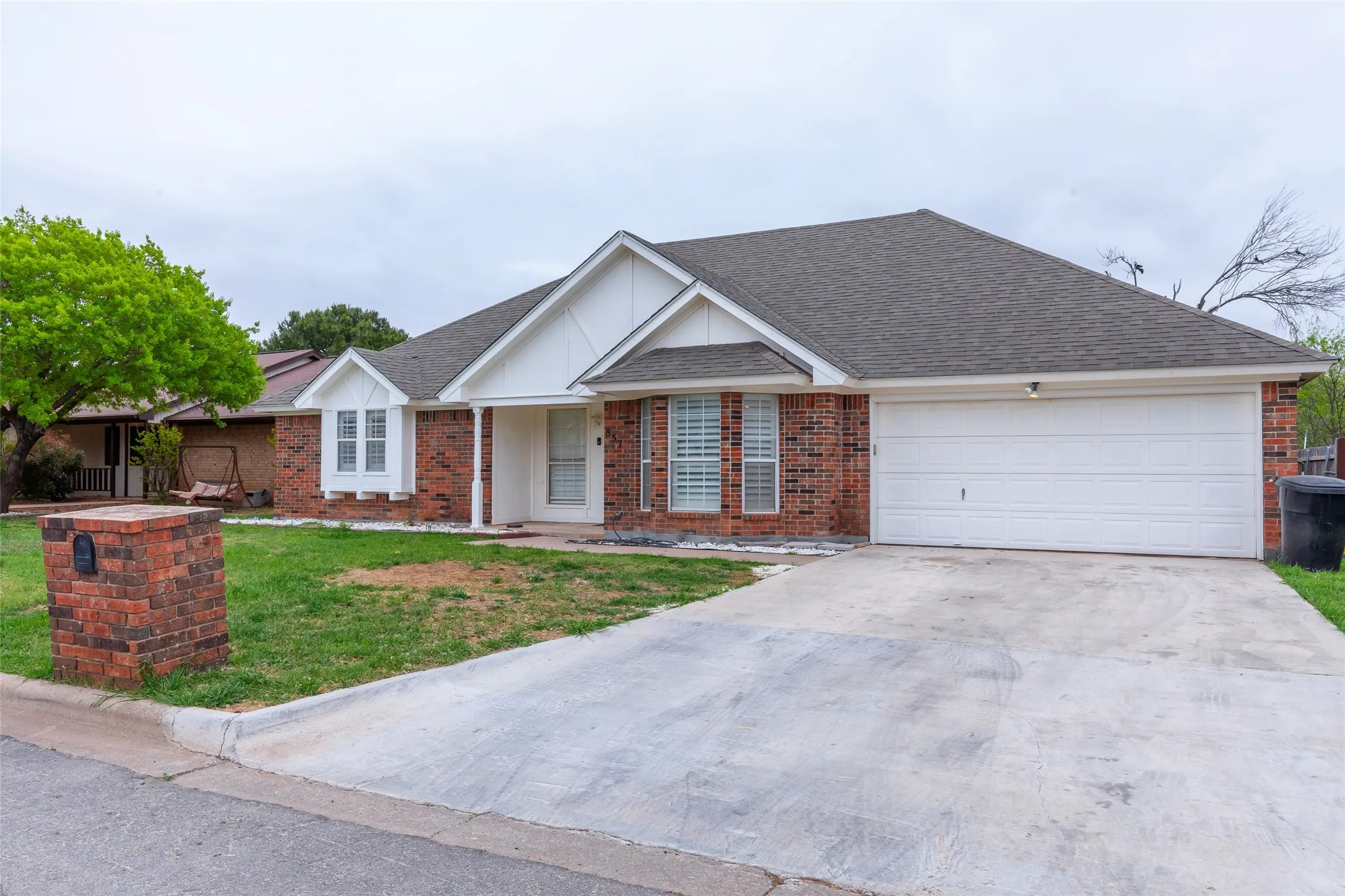 Single Family Residence For Rent in Taylor County , 857 Chaucer Drive, Abilene, Texas 79602, 5 Bedroom, 2 Bathroom, 2 Garage spaces, 2,044 Sqft, built in 1986, mls#21348776, Real Estate Agent in Abilene, Homes For Rent in Taylor county, Homes For Rent in Abilene, Realtor in Abilene Texas, Real Estate Brokerage Independent Realty Texas, Luminita Cordes Realtor