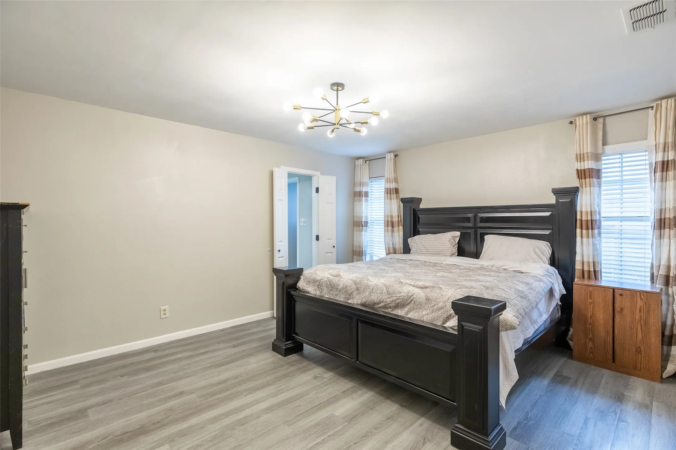 Single Family Residence For Rent in Taylor County , 857 Chaucer Drive, Abilene, Texas 79602, 5 Bedroom, 2 Bathroom, 2 Garage spaces, 2,044 Sqft, built in 1986, mls#21348776, Real Estate Agent in Abilene, Homes For Rent in Taylor county, Homes For Rent in Abilene, Realtor in Abilene Texas, Real Estate Brokerage Independent Realty Texas, Luminita Cordes Realtor
