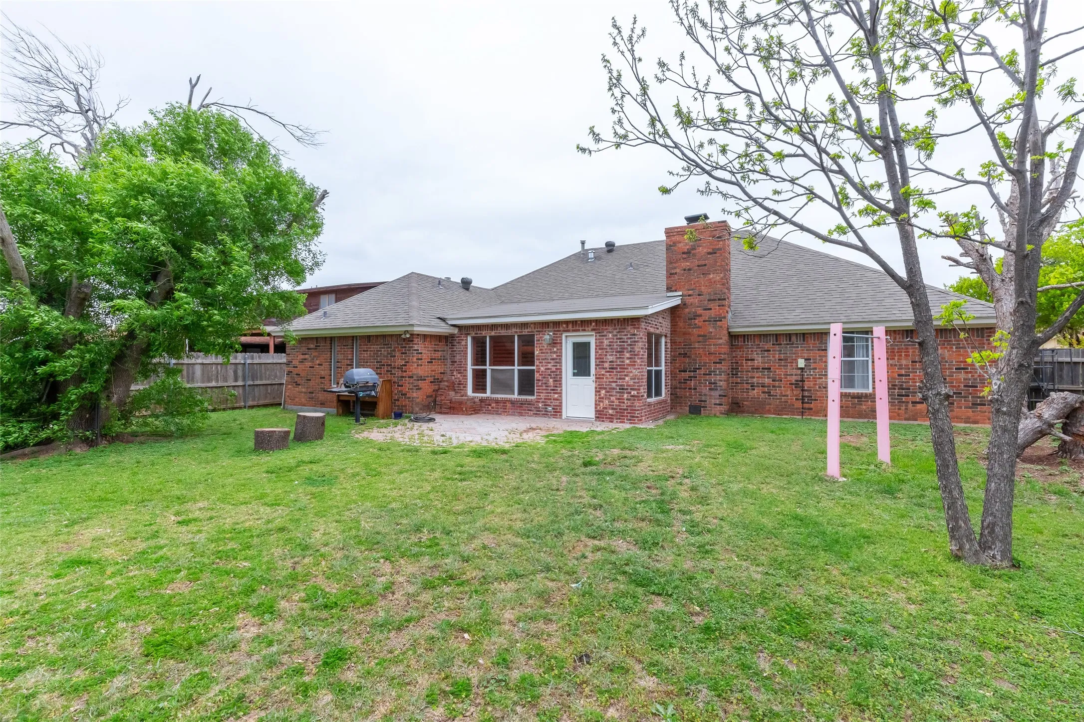 Single Family Residence For Rent in Taylor County , 857 Chaucer Drive, Abilene, Texas 79602, 5 Bedroom, 2 Bathroom, 2 Garage spaces, 2,044 Sqft, built in 1986, mls#21348776, Real Estate Agent in Abilene, Homes For Rent in Taylor county, Homes For Rent in Abilene, Realtor in Abilene Texas, Real Estate Brokerage Independent Realty Texas, Luminita Cordes Realtor