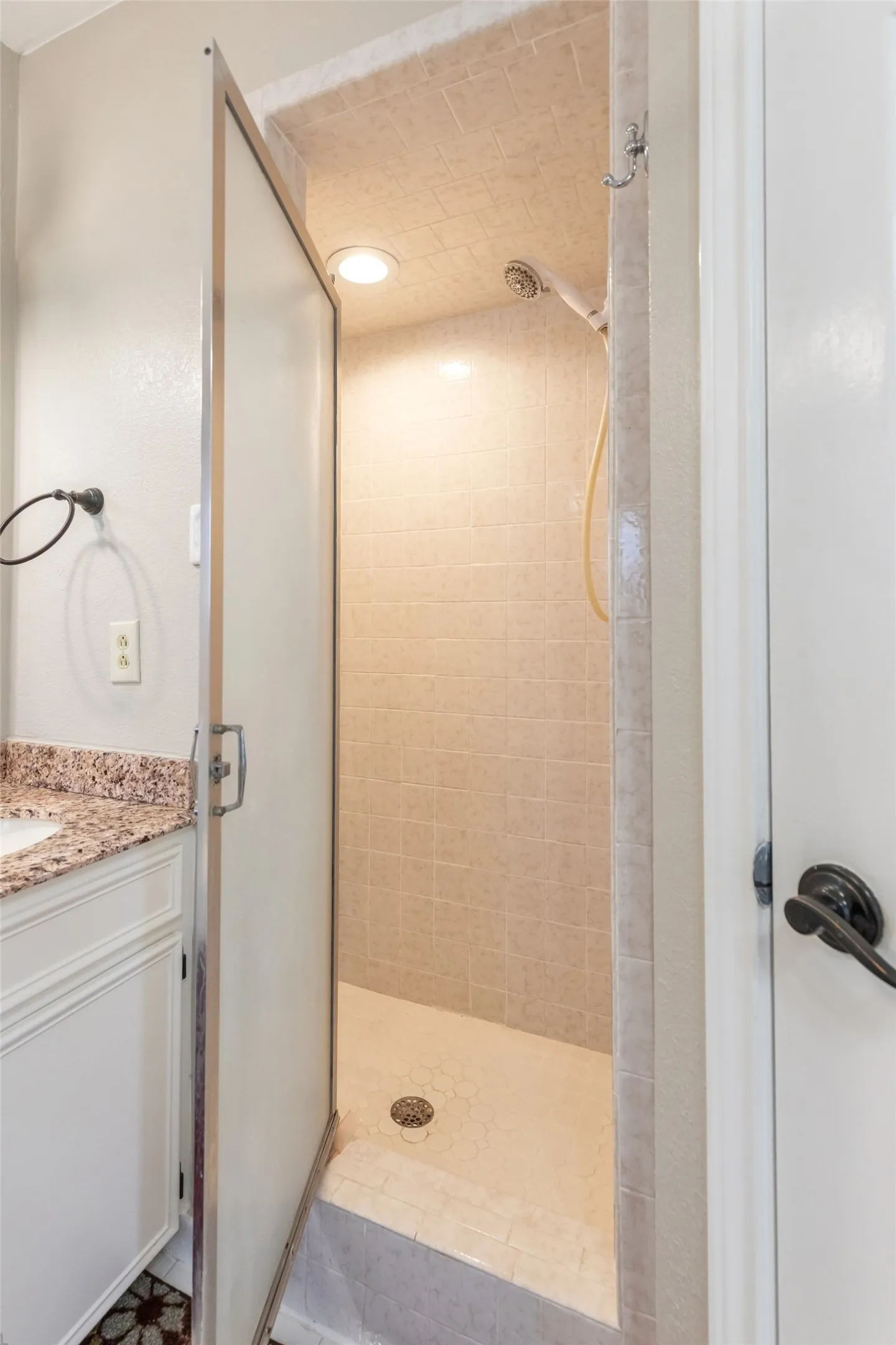 Single Family Residence For Rent in Taylor County , 857 Chaucer Drive, Abilene, Texas 79602, 5 Bedroom, 2 Bathroom, 2 Garage spaces, 2,044 Sqft, built in 1986, mls#21348776, Real Estate Agent in Abilene, Homes For Rent in Taylor county, Homes For Rent in Abilene, Realtor in Abilene Texas, Real Estate Brokerage Independent Realty Texas, Luminita Cordes Realtor