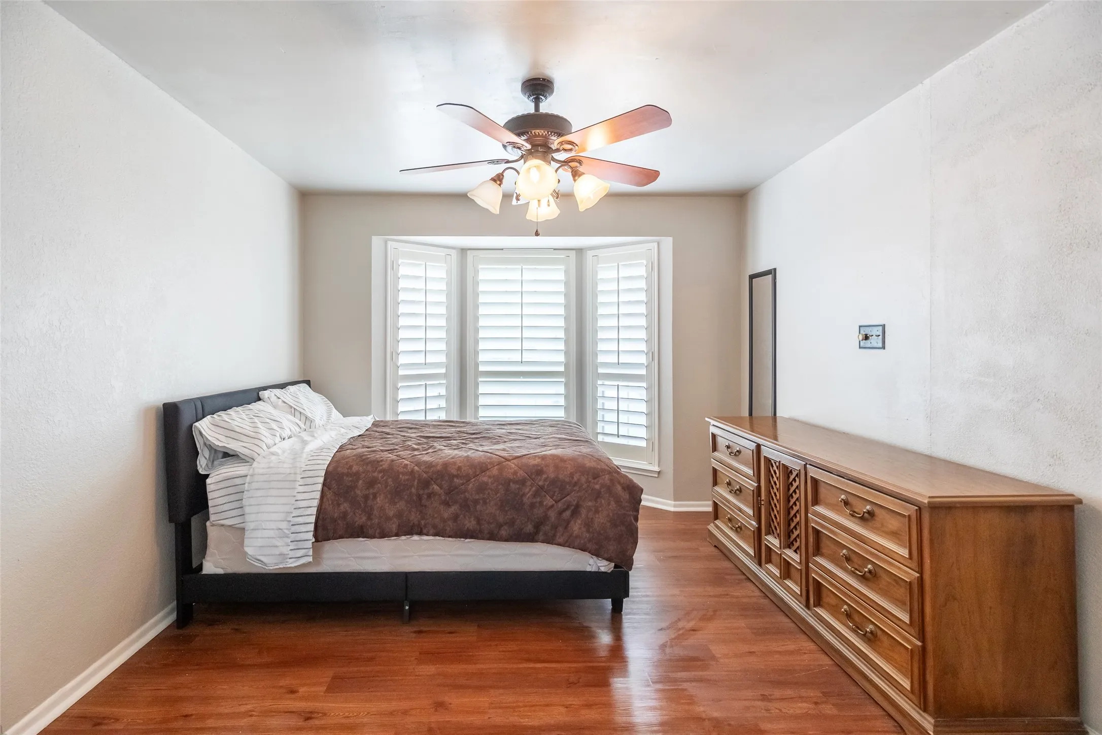 Single Family Residence For Rent in Taylor County , 857 Chaucer Drive, Abilene, Texas 79602, 5 Bedroom, 2 Bathroom, 2 Garage spaces, 2,044 Sqft, built in 1986, mls#21348776, Real Estate Agent in Abilene, Homes For Rent in Taylor county, Homes For Rent in Abilene, Realtor in Abilene Texas, Real Estate Brokerage Independent Realty Texas, Luminita Cordes Realtor