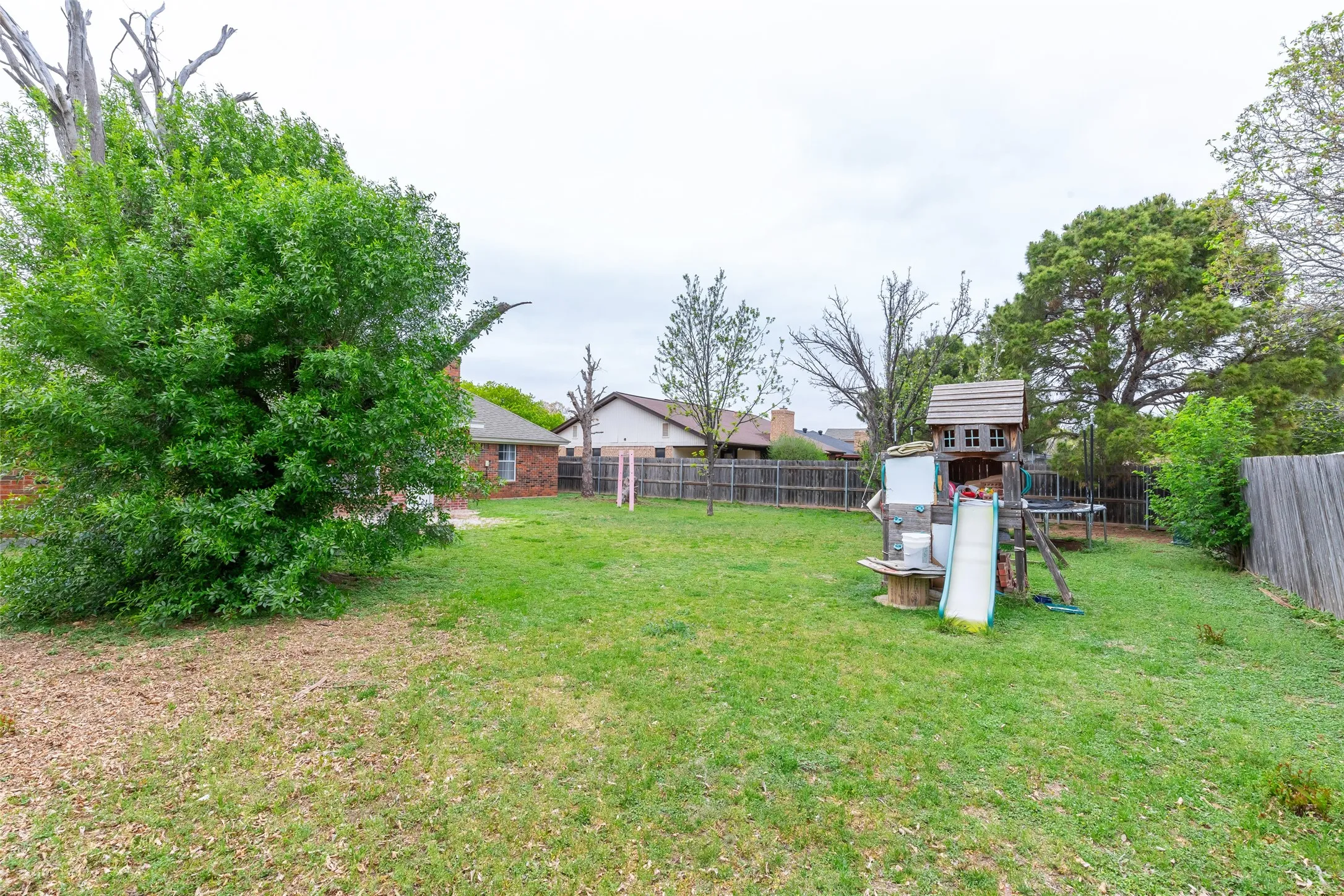Single Family Residence For Rent in Taylor County , 857 Chaucer Drive, Abilene, Texas 79602, 5 Bedroom, 2 Bathroom, 2 Garage spaces, 2,044 Sqft, built in 1986, mls#21348776, Real Estate Agent in Abilene, Homes For Rent in Taylor county, Homes For Rent in Abilene, Realtor in Abilene Texas, Real Estate Brokerage Independent Realty Texas, Luminita Cordes Realtor