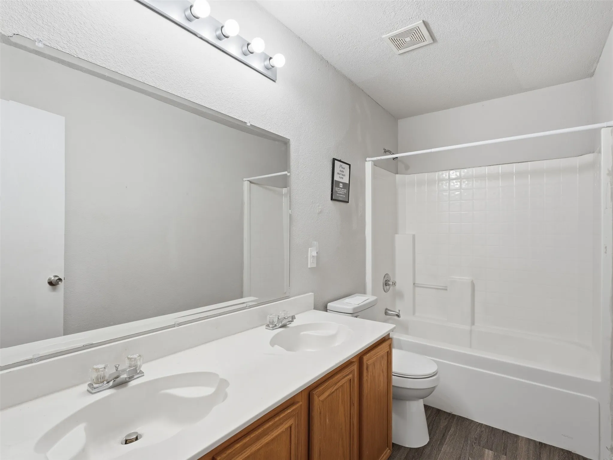 Single Family Residence For Sale in Dallas County , 1125 Urban Drive, De Soto, Texas 75115, 7 Bedroom, 4 Bathroom, 2 Garage spaces, 2,932 Sqft, built in 2000, mls#21351101, Real Estate Agent in De Soto, Homes For Sale in Dallas county, Homes For Sale in De Soto, Realtor in De Soto Texas, Real Estate Brokerage Independent Realty Texas, Luminita Cordes Realtor
