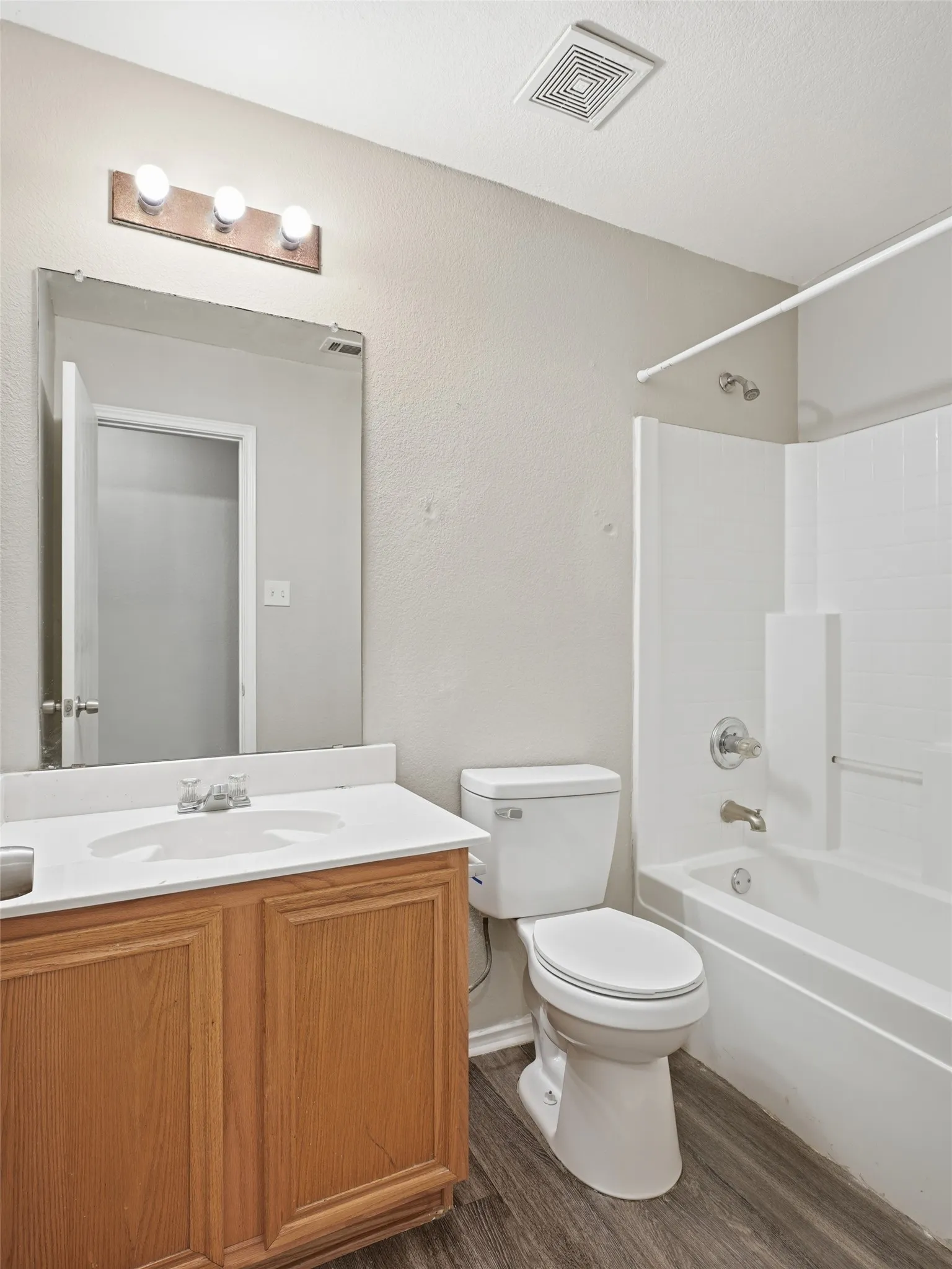 Single Family Residence For Sale in Dallas County , 1125 Urban Drive, De Soto, Texas 75115, 7 Bedroom, 4 Bathroom, 2 Garage spaces, 2,932 Sqft, built in 2000, mls#21351101, Real Estate Agent in De Soto, Homes For Sale in Dallas county, Homes For Sale in De Soto, Realtor in De Soto Texas, Real Estate Brokerage Independent Realty Texas, Luminita Cordes Realtor