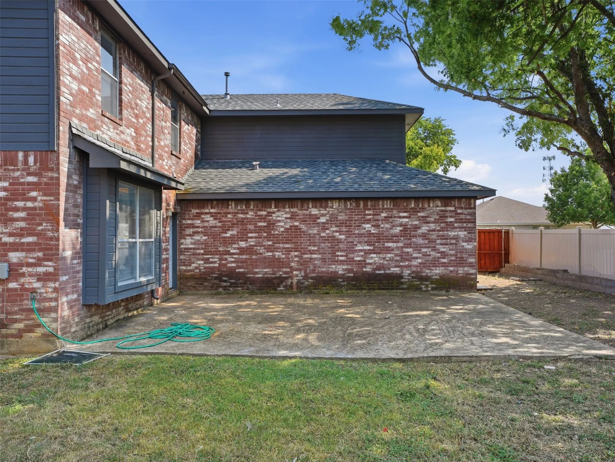 Single Family Residence For Sale in Dallas County , 1125 Urban Drive, De Soto, Texas 75115, 7 Bedroom, 4 Bathroom, 2 Garage spaces, 2,932 Sqft, built in 2000, mls#21351101, Real Estate Agent in De Soto, Homes For Sale in Dallas county, Homes For Sale in De Soto, Realtor in De Soto Texas, Real Estate Brokerage Independent Realty Texas, Luminita Cordes Realtor
