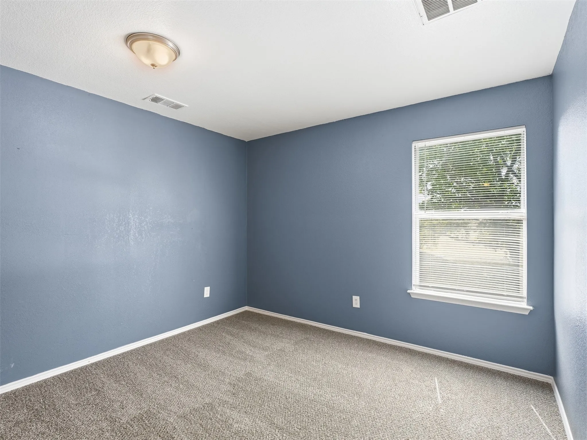 Single Family Residence For Sale in Dallas County , 1125 Urban Drive, De Soto, Texas 75115, 7 Bedroom, 4 Bathroom, 2 Garage spaces, 2,932 Sqft, built in 2000, mls#21351101, Real Estate Agent in De Soto, Homes For Sale in Dallas county, Homes For Sale in De Soto, Realtor in De Soto Texas, Real Estate Brokerage Independent Realty Texas, Luminita Cordes Realtor