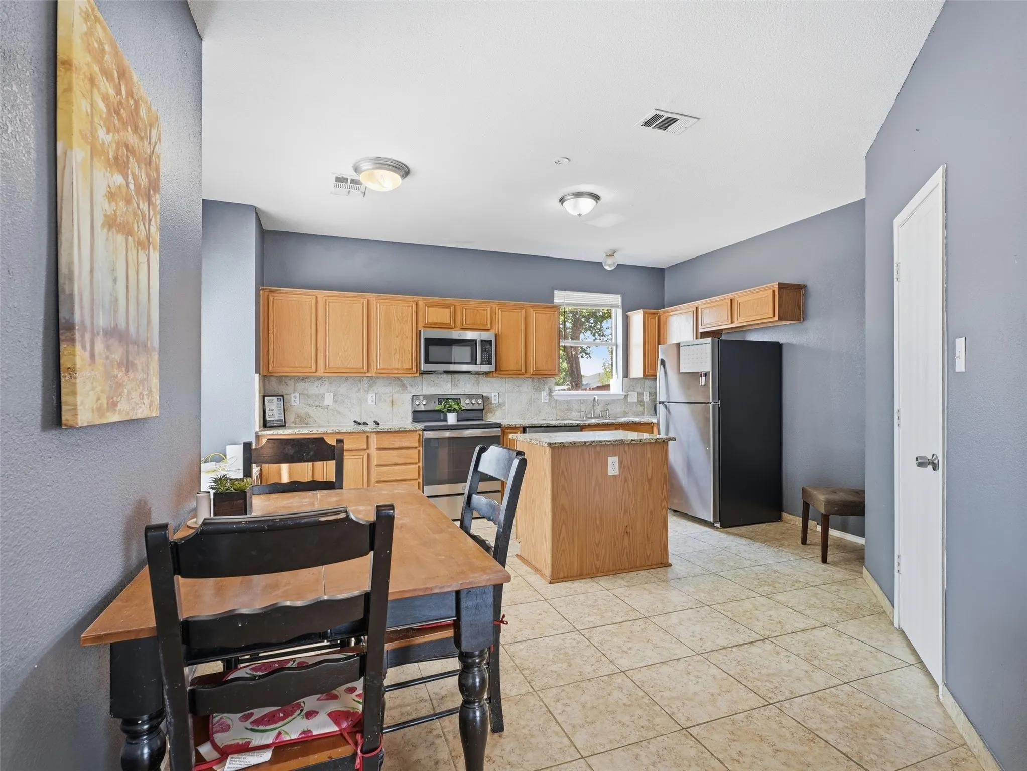Single Family Residence For Sale in Dallas County , 1125 Urban Drive, De Soto, Texas 75115, 7 Bedroom, 4 Bathroom, 2 Garage spaces, 2,932 Sqft, built in 2000, mls#21351101, Real Estate Agent in De Soto, Homes For Sale in Dallas county, Homes For Sale in De Soto, Realtor in De Soto Texas, Real Estate Brokerage Independent Realty Texas, Luminita Cordes Realtor