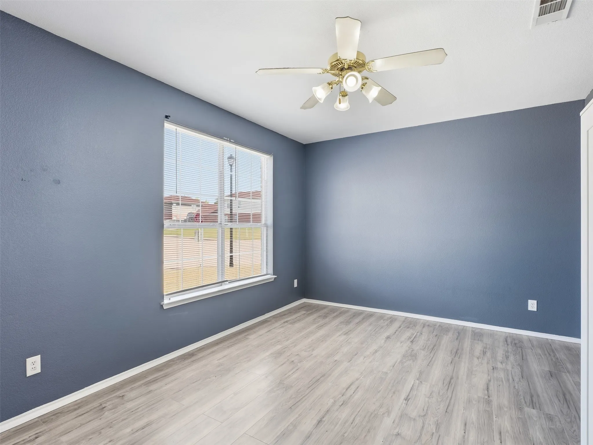 Single Family Residence For Sale in Dallas County , 1125 Urban Drive, De Soto, Texas 75115, 7 Bedroom, 4 Bathroom, 2 Garage spaces, 2,932 Sqft, built in 2000, mls#21351101, Real Estate Agent in De Soto, Homes For Sale in Dallas county, Homes For Sale in De Soto, Realtor in De Soto Texas, Real Estate Brokerage Independent Realty Texas, Luminita Cordes Realtor