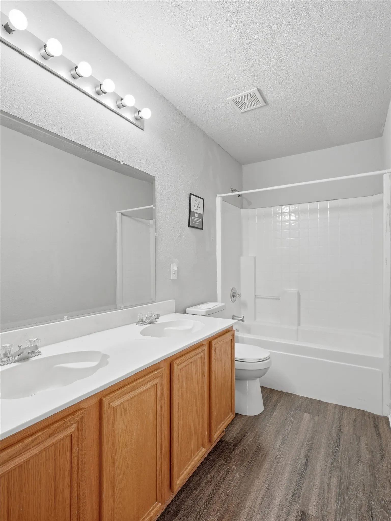 Single Family Residence For Sale in Dallas County , 1125 Urban Drive, De Soto, Texas 75115, 7 Bedroom, 4 Bathroom, 2 Garage spaces, 2,932 Sqft, built in 2000, mls#21351101, Real Estate Agent in De Soto, Homes For Sale in Dallas county, Homes For Sale in De Soto, Realtor in De Soto Texas, Real Estate Brokerage Independent Realty Texas, Luminita Cordes Realtor