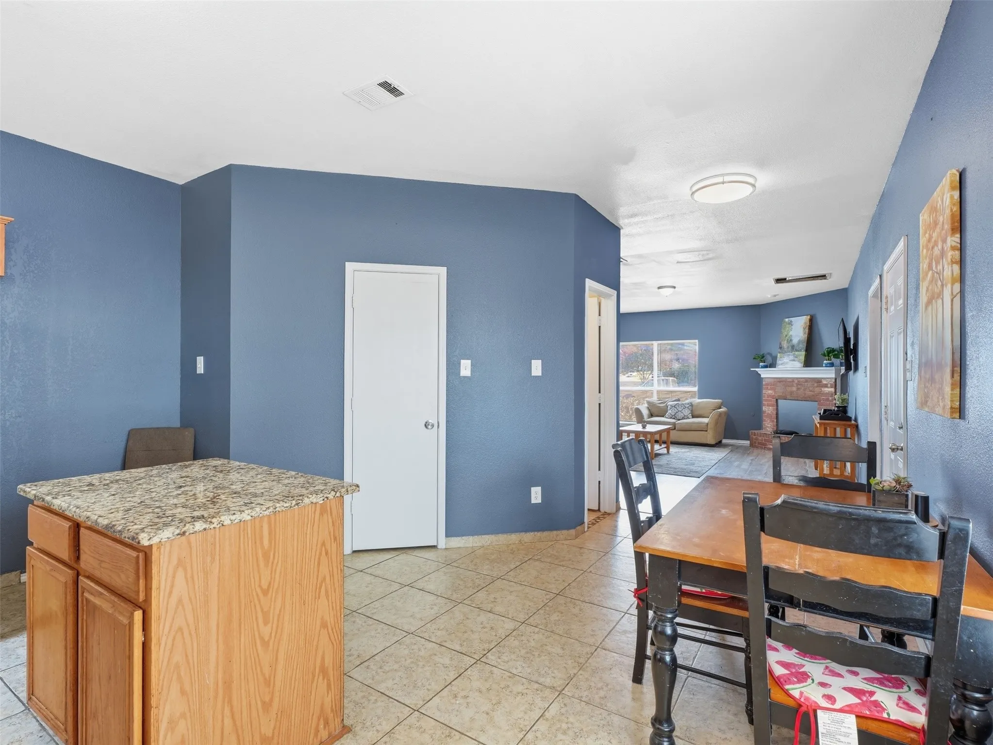 Single Family Residence For Sale in Dallas County , 1125 Urban Drive, De Soto, Texas 75115, 7 Bedroom, 4 Bathroom, 2 Garage spaces, 2,932 Sqft, built in 2000, mls#21351101, Real Estate Agent in De Soto, Homes For Sale in Dallas county, Homes For Sale in De Soto, Realtor in De Soto Texas, Real Estate Brokerage Independent Realty Texas, Luminita Cordes Realtor