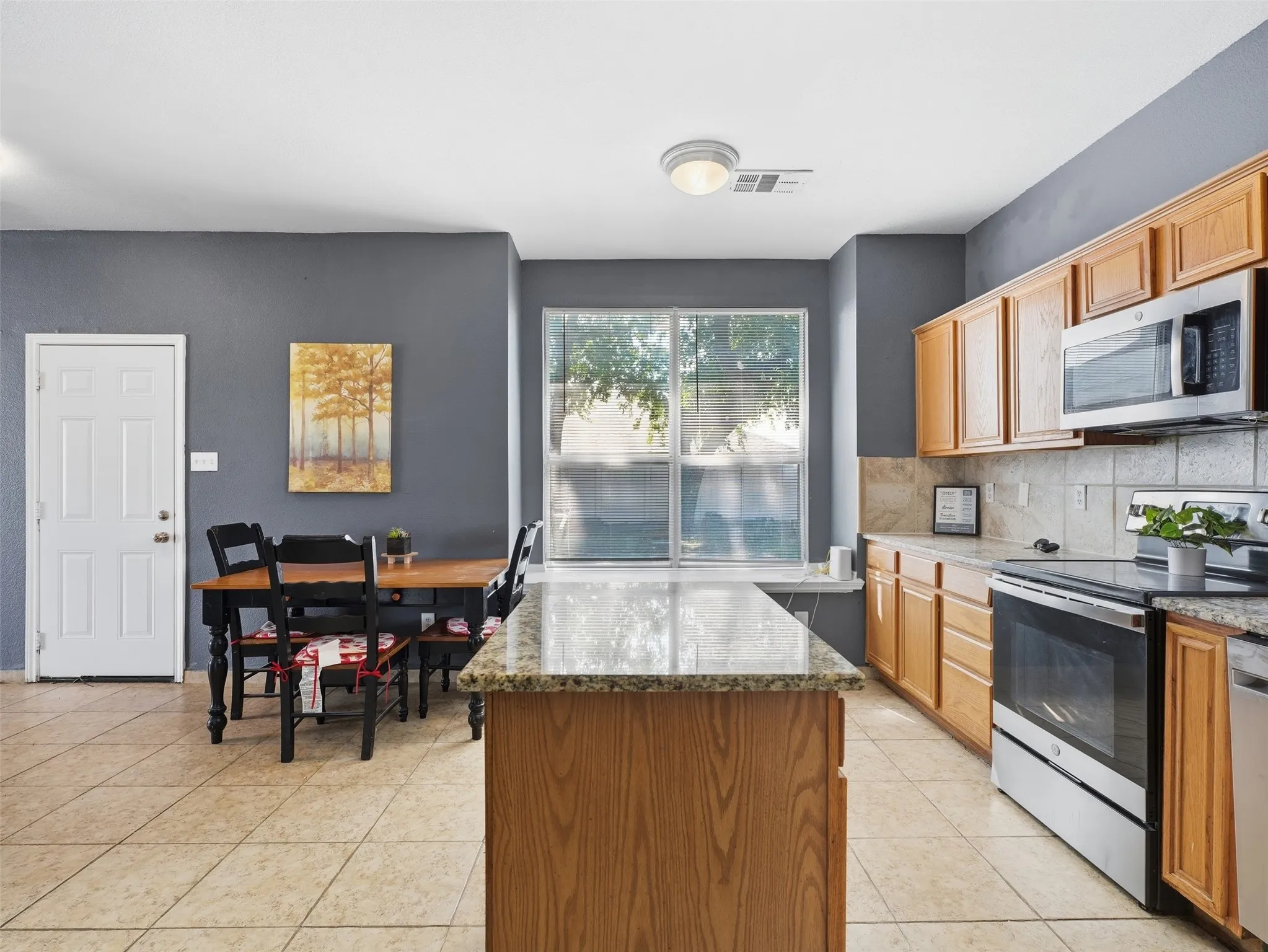 Single Family Residence For Sale in Dallas County , 1125 Urban Drive, De Soto, Texas 75115, 7 Bedroom, 4 Bathroom, 2 Garage spaces, 2,932 Sqft, built in 2000, mls#21351101, Real Estate Agent in De Soto, Homes For Sale in Dallas county, Homes For Sale in De Soto, Realtor in De Soto Texas, Real Estate Brokerage Independent Realty Texas, Luminita Cordes Realtor