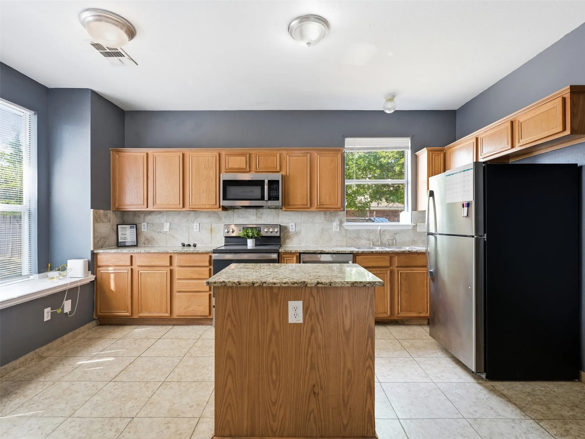 Single Family Residence For Sale in Dallas County , 1125 Urban Drive, De Soto, Texas 75115, 7 Bedroom, 4 Bathroom, 2 Garage spaces, 2,932 Sqft, built in 2000, mls#21351101, Real Estate Agent in De Soto, Homes For Sale in Dallas county, Homes For Sale in De Soto, Realtor in De Soto Texas, Real Estate Brokerage Independent Realty Texas, Luminita Cordes Realtor