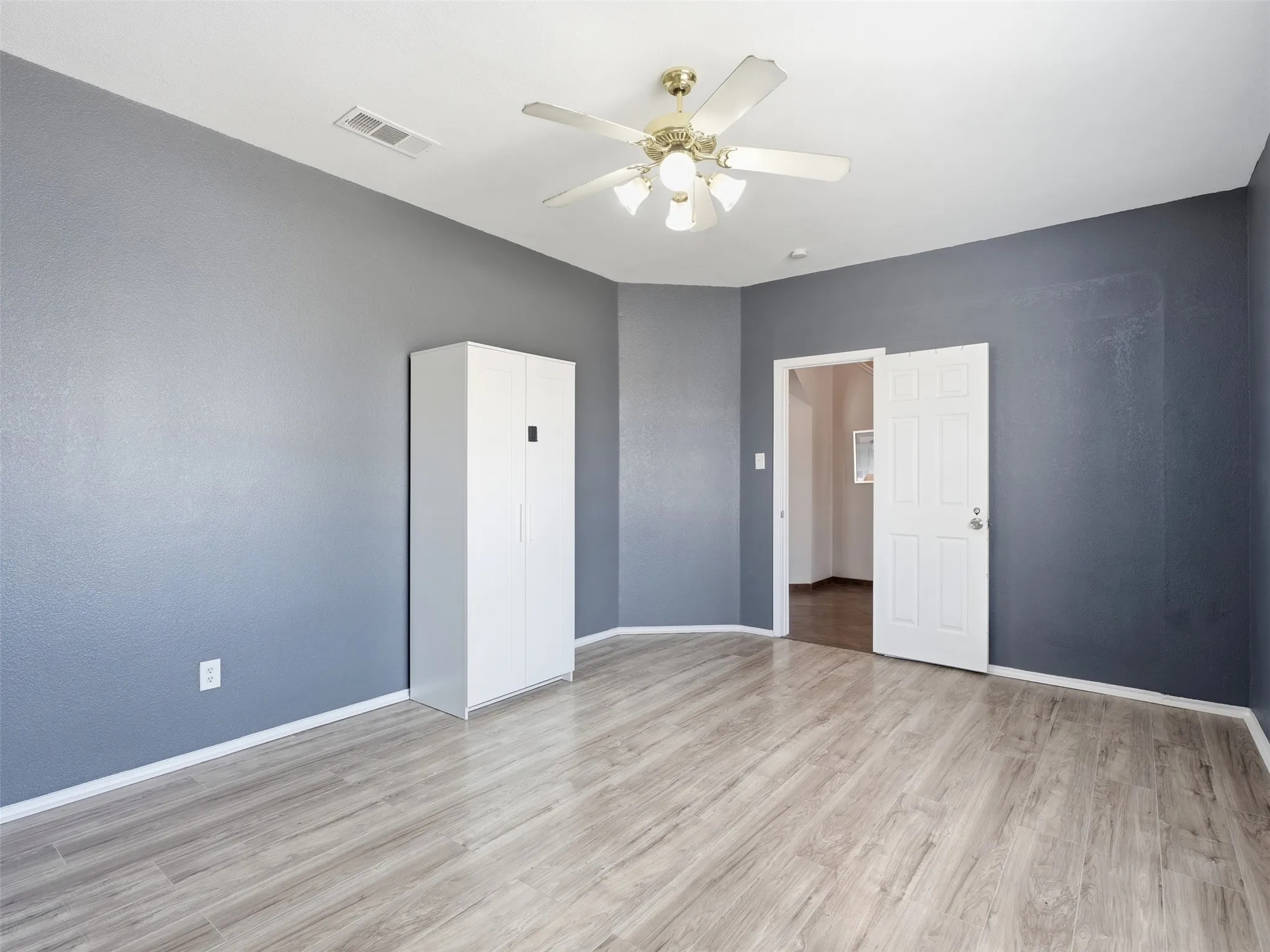 Single Family Residence For Sale in Dallas County , 1125 Urban Drive, De Soto, Texas 75115, 7 Bedroom, 4 Bathroom, 2 Garage spaces, 2,932 Sqft, built in 2000, mls#21351101, Real Estate Agent in De Soto, Homes For Sale in Dallas county, Homes For Sale in De Soto, Realtor in De Soto Texas, Real Estate Brokerage Independent Realty Texas, Luminita Cordes Realtor