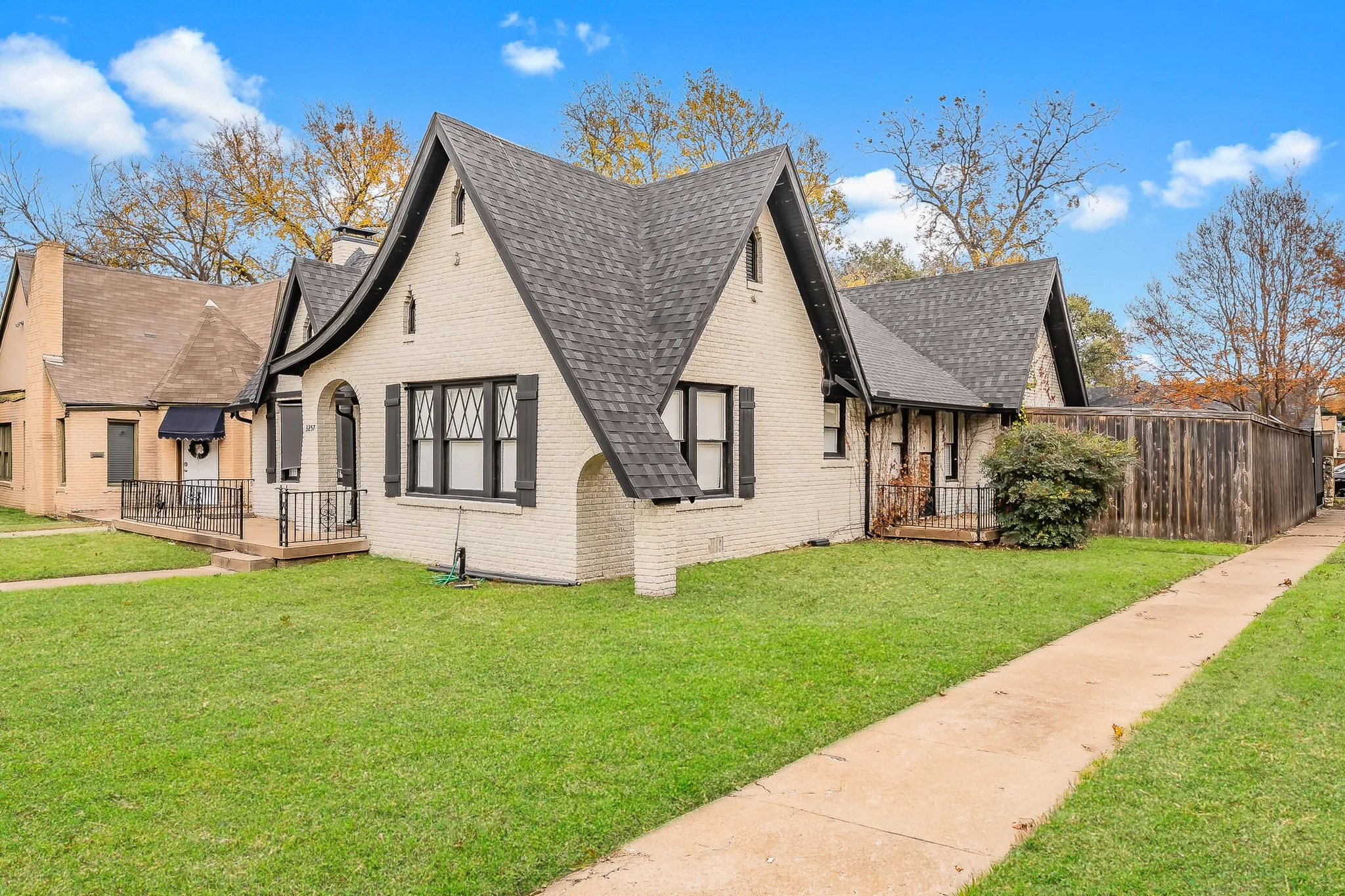Single Family Residence For Sale in Tarrant County , 3257 Greene Avenue, Fort Worth, Texas 76109, 3 Bedroom, 2 Bathroom, 3 Garage spaces, 2,224 Sqft, built in 1932, Price $621,500, mls#21349198, Real Estate Agent in Fort Worth, Homes For Sale in Tarrant county, Homes For Sale in Fort Worth, Realtor in Fort Worth Texas, Real Estate Brokerage Independent Realty Texas, Luminita Cordes Realtor