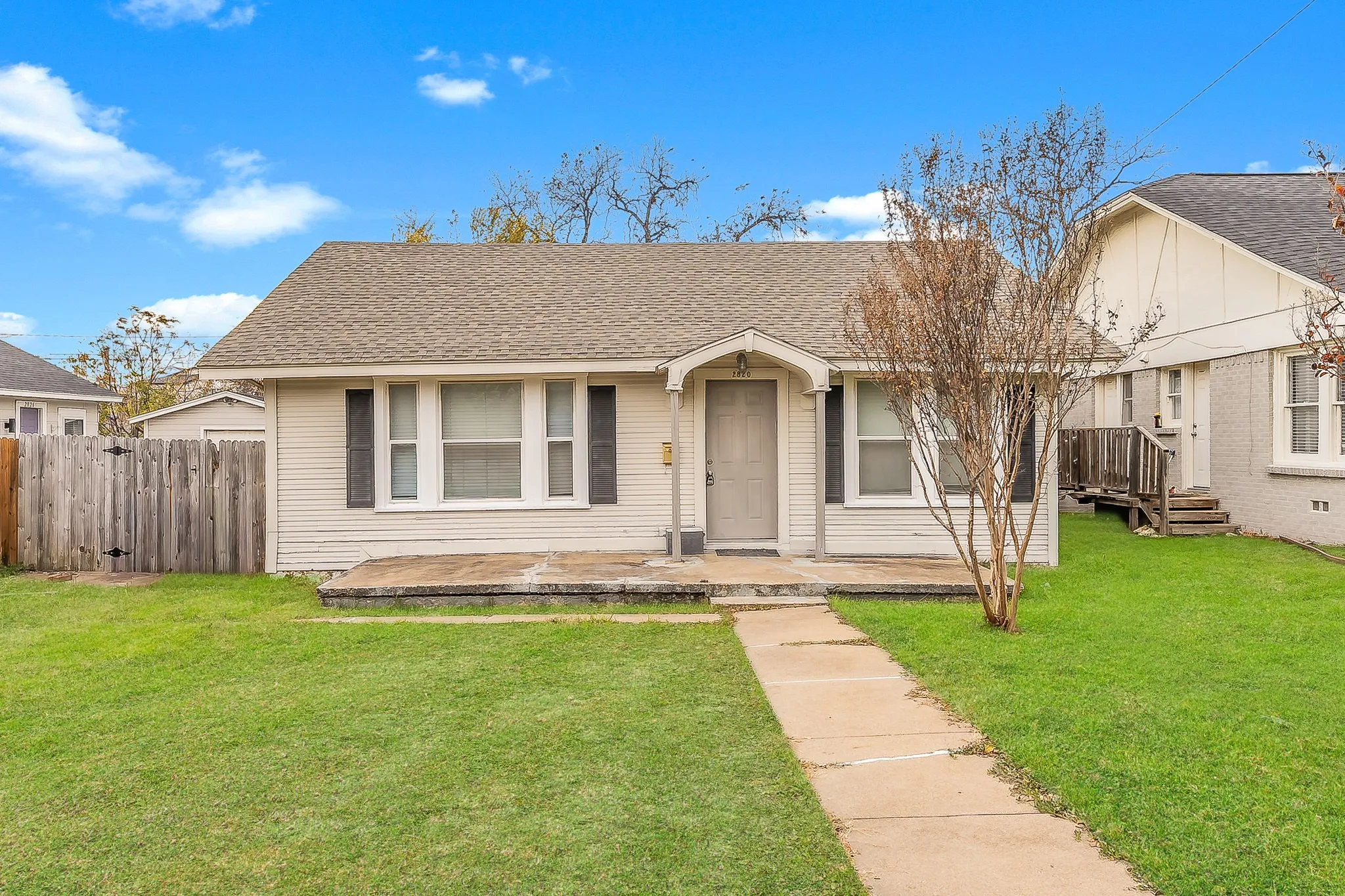 Single Family Residence For Sale in Tarrant County , 2820 Frazier Avenue, Fort Worth, Texas 76110, 2 Bedrooms, 1 Bathroom, 1 Garage spaces, 928 Sqft, built in 1946, Price $321,500, mls#21349193, Real Estate Agent in Fort Worth, Homes For Sale in Tarrant county, Homes For Sale in Fort Worth, Realtor in Fort Worth Texas, Real Estate Brokerage Independent Realty Texas, Luminita Cordes Realtor