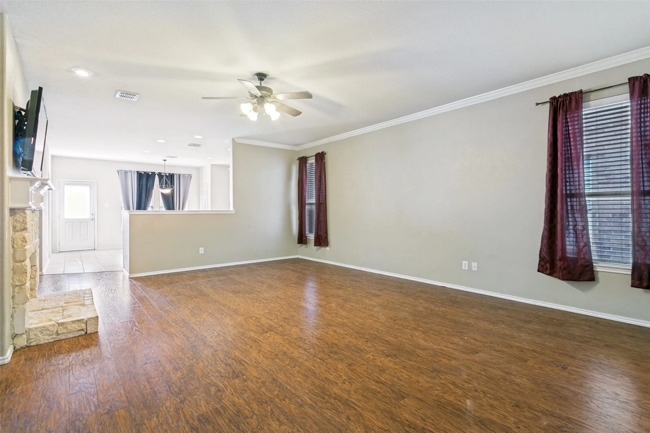 Single Family Residence For Sale in Tarrant County , 8824 Noontide Drive, Fort Worth, Texas 76179, 3 Bedroom, 2 Bathroom, 2 Garage spaces, 1,662 Sqft, built in 2007, mls#21351152, Real Estate Agent in Fort Worth, Homes For Sale in Tarrant county, Homes For Sale in Fort Worth, Realtor in Fort Worth Texas, Real Estate Brokerage Independent Realty Texas, Luminita Cordes Realtor