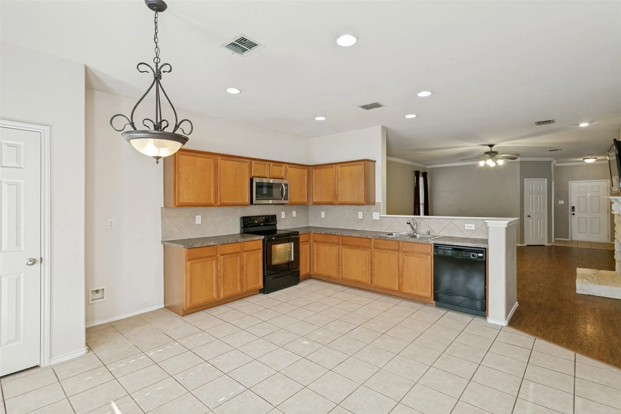 Single Family Residence For Sale in Tarrant County , 8824 Noontide Drive, Fort Worth, Texas 76179, 3 Bedroom, 2 Bathroom, 2 Garage spaces, 1,662 Sqft, built in 2007, mls#21351152, Real Estate Agent in Fort Worth, Homes For Sale in Tarrant county, Homes For Sale in Fort Worth, Realtor in Fort Worth Texas, Real Estate Brokerage Independent Realty Texas, Luminita Cordes Realtor