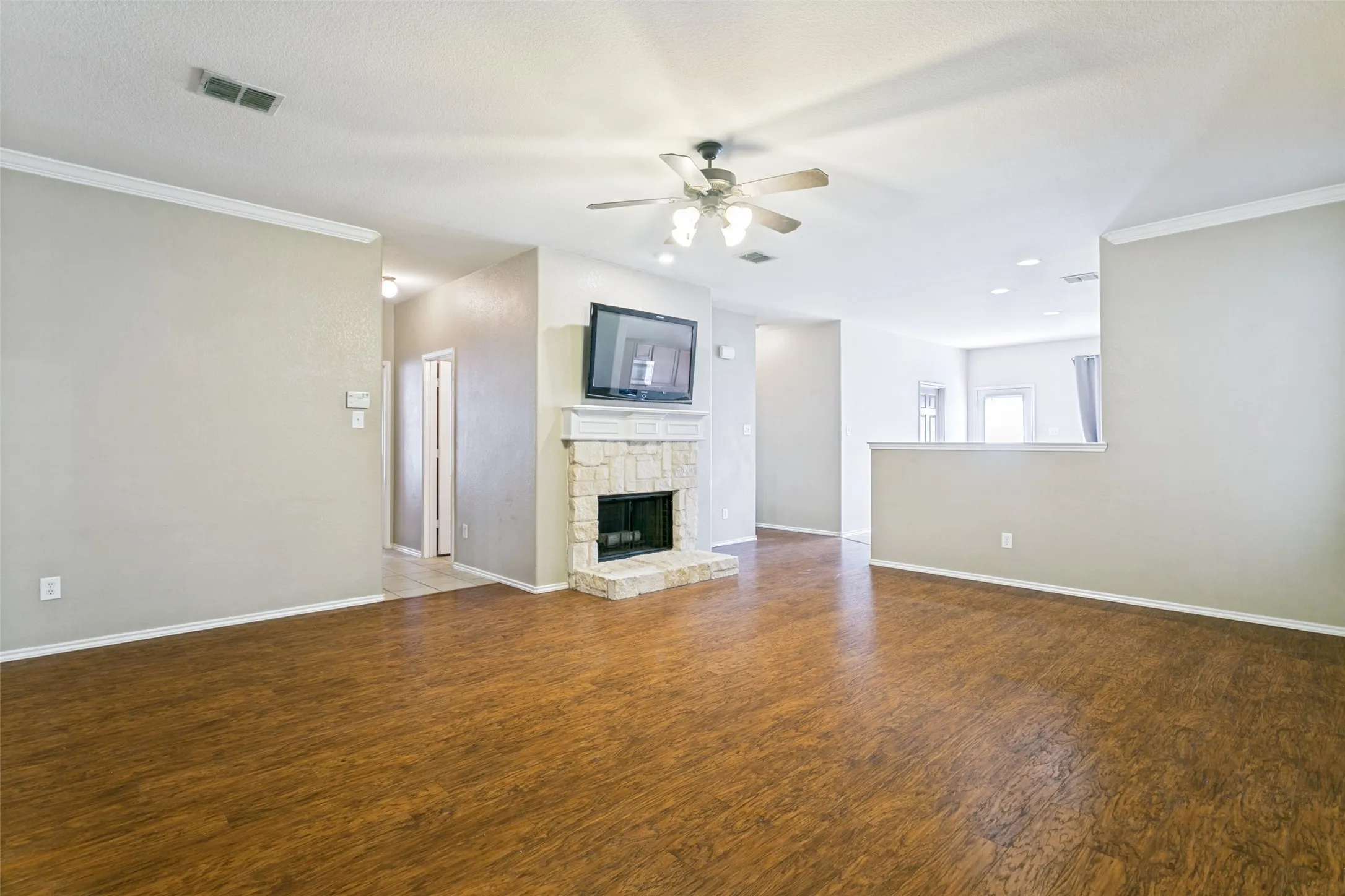 Single Family Residence For Sale in Tarrant County , 8824 Noontide Drive, Fort Worth, Texas 76179, 3 Bedroom, 2 Bathroom, 2 Garage spaces, 1,662 Sqft, built in 2007, mls#21351152, Real Estate Agent in Fort Worth, Homes For Sale in Tarrant county, Homes For Sale in Fort Worth, Realtor in Fort Worth Texas, Real Estate Brokerage Independent Realty Texas, Luminita Cordes Realtor