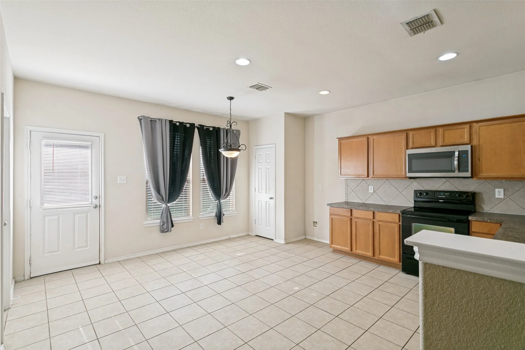 Single Family Residence For Sale in Tarrant County , 8824 Noontide Drive, Fort Worth, Texas 76179, 3 Bedroom, 2 Bathroom, 2 Garage spaces, 1,662 Sqft, built in 2007, mls#21351152, Real Estate Agent in Fort Worth, Homes For Sale in Tarrant county, Homes For Sale in Fort Worth, Realtor in Fort Worth Texas, Real Estate Brokerage Independent Realty Texas, Luminita Cordes Realtor