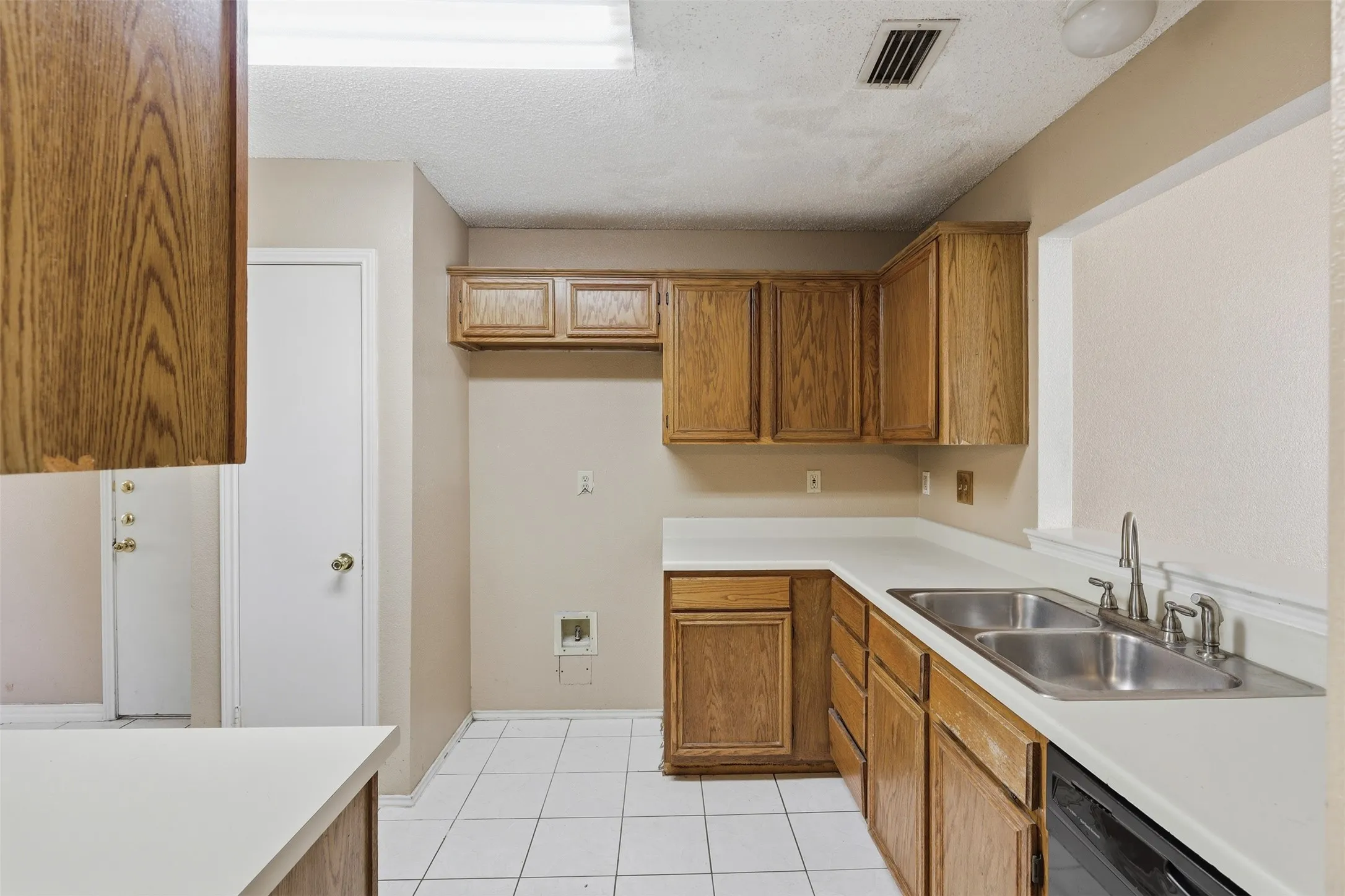 Single Family Residence For Rent in Dallas County , 508 Sims Drive, Cedar Hill, Texas 75104, 3 Bedroom, 2 Bathroom, 2 Garage spaces, 1,517 Sqft, built in 1988, mls#21351108, Real Estate Agent in Cedar Hill, Homes For Rent in Dallas county, Homes For Rent in Cedar Hill, Realtor in Cedar Hill Texas, Real Estate Brokerage Independent Realty Texas, Luminita Cordes Realtor