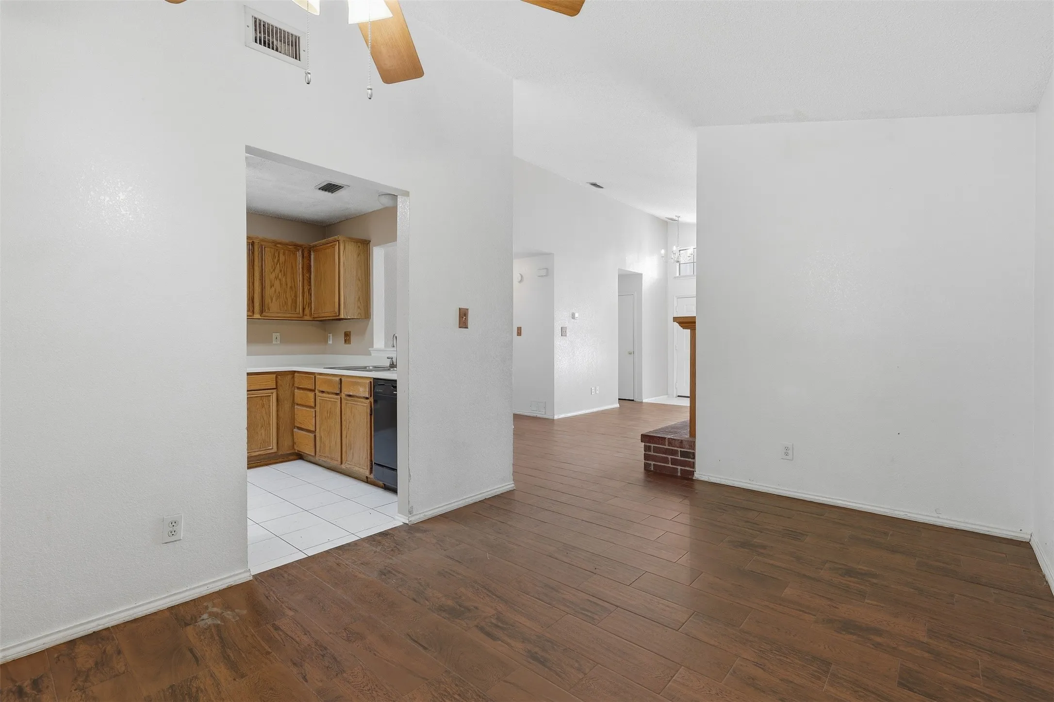 Single Family Residence For Rent in Dallas County , 508 Sims Drive, Cedar Hill, Texas 75104, 3 Bedroom, 2 Bathroom, 2 Garage spaces, 1,517 Sqft, built in 1988, mls#21351108, Real Estate Agent in Cedar Hill, Homes For Rent in Dallas county, Homes For Rent in Cedar Hill, Realtor in Cedar Hill Texas, Real Estate Brokerage Independent Realty Texas, Luminita Cordes Realtor