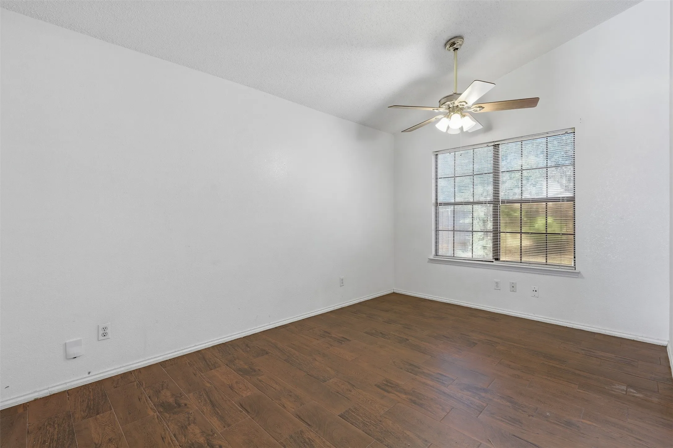 Single Family Residence For Rent in Dallas County , 508 Sims Drive, Cedar Hill, Texas 75104, 3 Bedroom, 2 Bathroom, 2 Garage spaces, 1,517 Sqft, built in 1988, mls#21351108, Real Estate Agent in Cedar Hill, Homes For Rent in Dallas county, Homes For Rent in Cedar Hill, Realtor in Cedar Hill Texas, Real Estate Brokerage Independent Realty Texas, Luminita Cordes Realtor