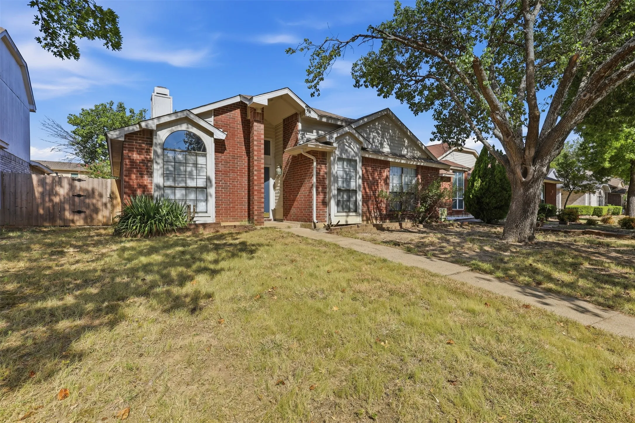 Single Family Residence For Rent in Dallas County , 508 Sims Drive, Cedar Hill, Texas 75104, 3 Bedroom, 2 Bathroom, 2 Garage spaces, 1,517 Sqft, built in 1988, mls#21351108, Real Estate Agent in Cedar Hill, Homes For Rent in Dallas county, Homes For Rent in Cedar Hill, Realtor in Cedar Hill Texas, Real Estate Brokerage Independent Realty Texas, Luminita Cordes Realtor