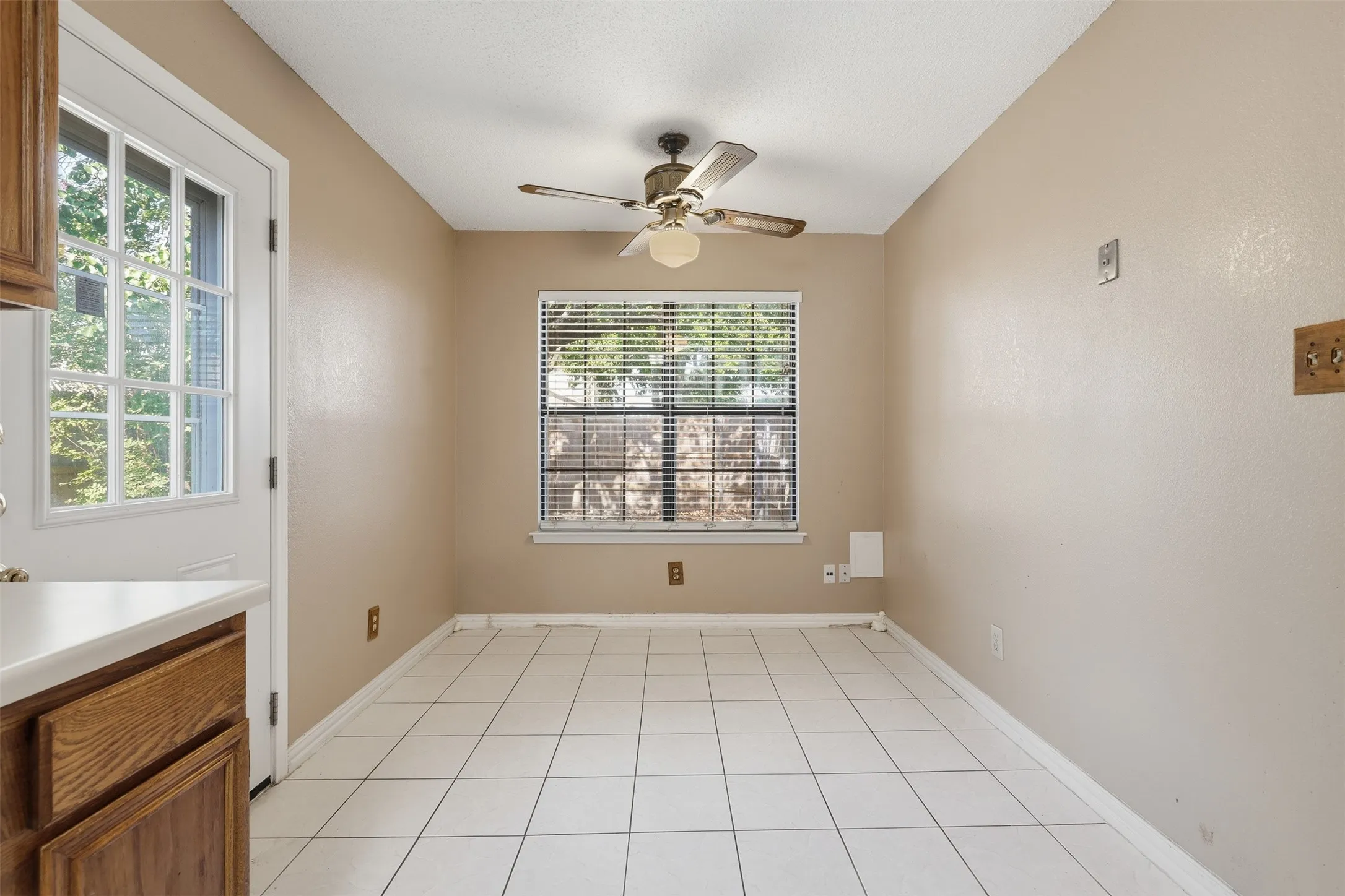 Single Family Residence For Rent in Dallas County , 508 Sims Drive, Cedar Hill, Texas 75104, 3 Bedroom, 2 Bathroom, 2 Garage spaces, 1,517 Sqft, built in 1988, mls#21351108, Real Estate Agent in Cedar Hill, Homes For Rent in Dallas county, Homes For Rent in Cedar Hill, Realtor in Cedar Hill Texas, Real Estate Brokerage Independent Realty Texas, Luminita Cordes Realtor
