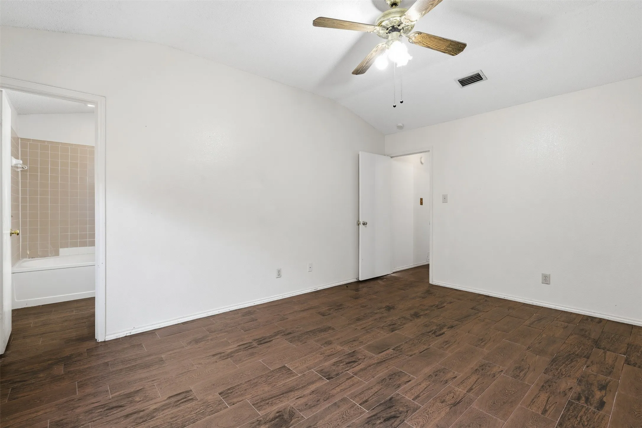 Single Family Residence For Rent in Dallas County , 508 Sims Drive, Cedar Hill, Texas 75104, 3 Bedroom, 2 Bathroom, 2 Garage spaces, 1,517 Sqft, built in 1988, mls#21351108, Real Estate Agent in Cedar Hill, Homes For Rent in Dallas county, Homes For Rent in Cedar Hill, Realtor in Cedar Hill Texas, Real Estate Brokerage Independent Realty Texas, Luminita Cordes Realtor