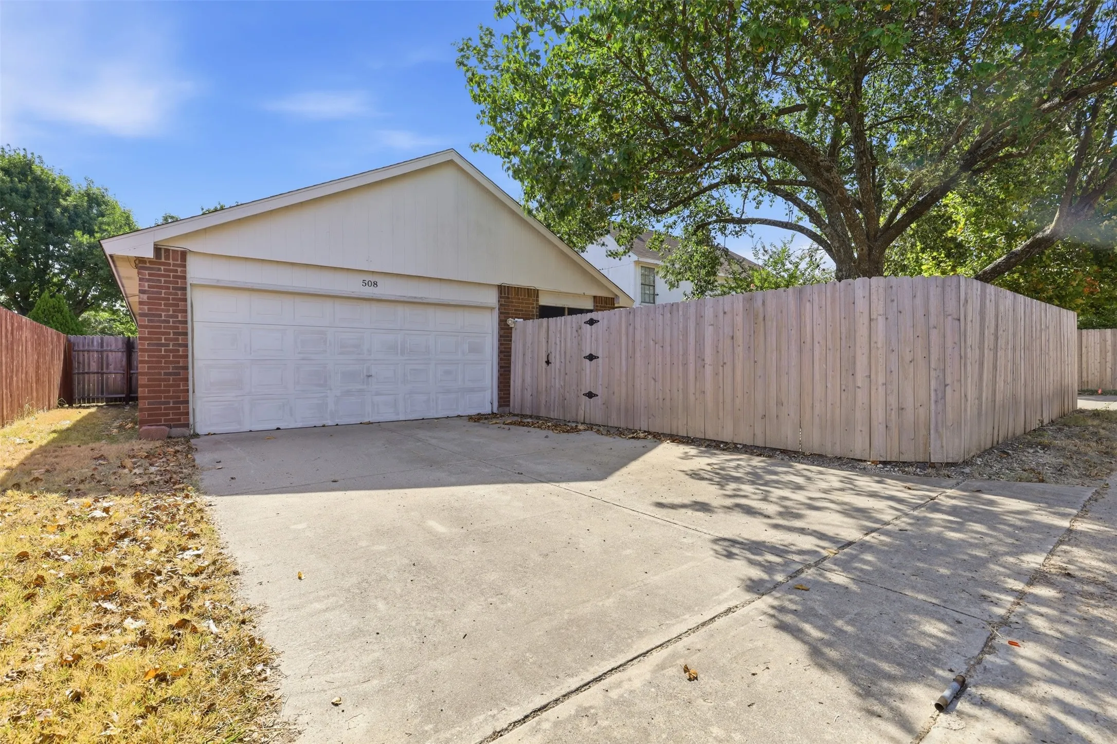 Single Family Residence For Rent in Dallas County , 508 Sims Drive, Cedar Hill, Texas 75104, 3 Bedroom, 2 Bathroom, 2 Garage spaces, 1,517 Sqft, built in 1988, mls#21351108, Real Estate Agent in Cedar Hill, Homes For Rent in Dallas county, Homes For Rent in Cedar Hill, Realtor in Cedar Hill Texas, Real Estate Brokerage Independent Realty Texas, Luminita Cordes Realtor