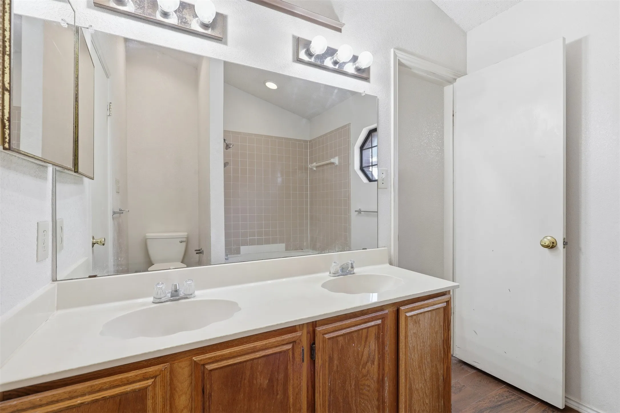 Single Family Residence For Rent in Dallas County , 508 Sims Drive, Cedar Hill, Texas 75104, 3 Bedroom, 2 Bathroom, 2 Garage spaces, 1,517 Sqft, built in 1988, mls#21351108, Real Estate Agent in Cedar Hill, Homes For Rent in Dallas county, Homes For Rent in Cedar Hill, Realtor in Cedar Hill Texas, Real Estate Brokerage Independent Realty Texas, Luminita Cordes Realtor