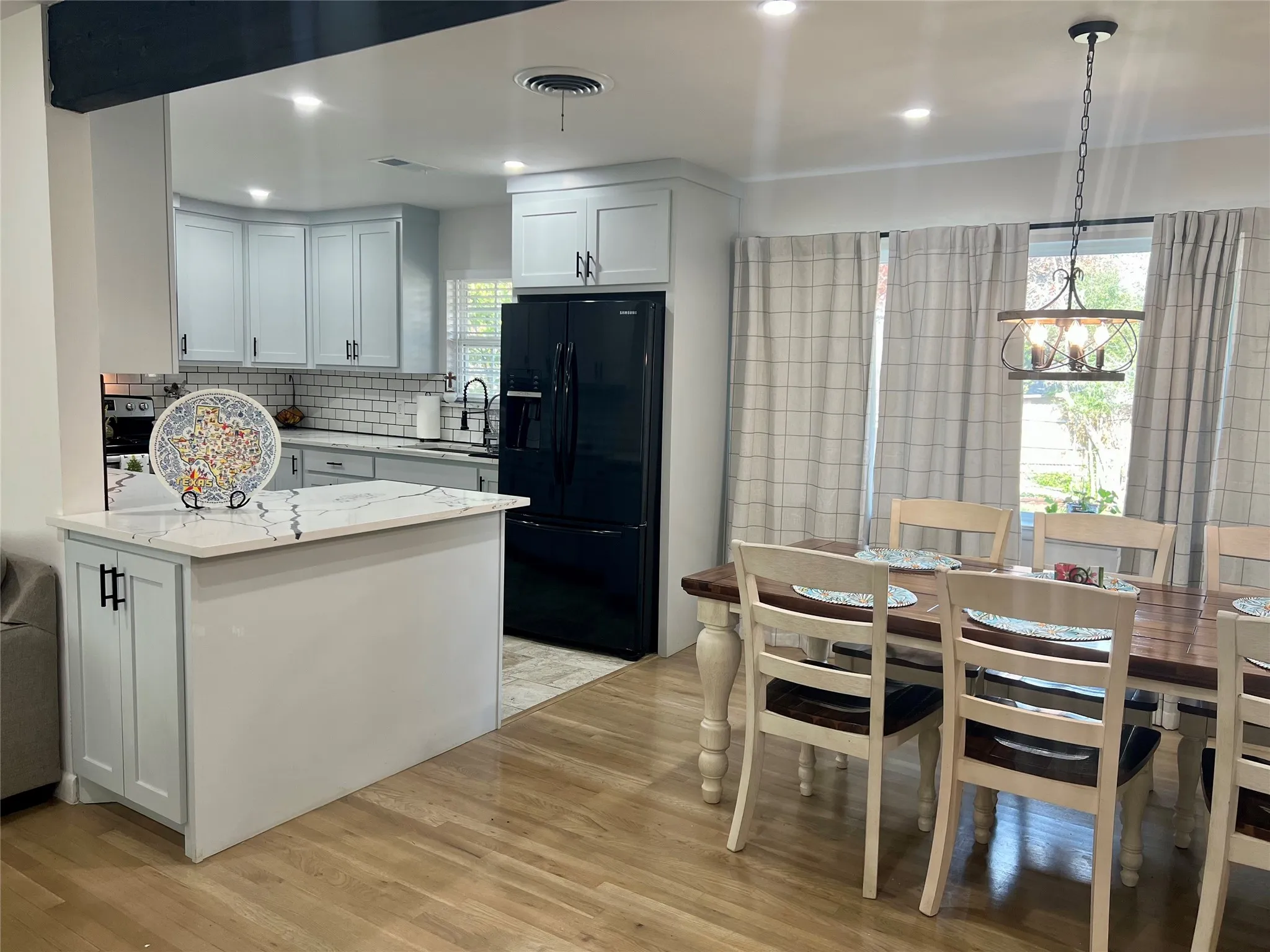 Single Family Residence For Rent in Tarrant County , 1113 Eric Avenue, Arlington, Texas 76012, 3 Bedroom, 2 Bathroom, 1 Garage spaces, 1,332 Sqft, built in 1958, mls#21351178, Real Estate Agent in Arlington, Homes For Rent in Tarrant county, Homes For Rent in Arlington, Realtor in Arlington Texas, Real Estate Brokerage Independent Realty Texas, Luminita Cordes Realtor