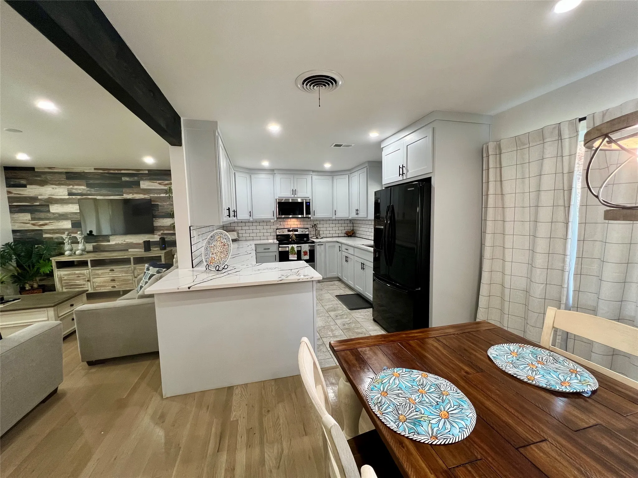Single Family Residence For Rent in Tarrant County , 1113 Eric Avenue, Arlington, Texas 76012, 3 Bedroom, 2 Bathroom, 1 Garage spaces, 1,332 Sqft, built in 1958, mls#21351178, Real Estate Agent in Arlington, Homes For Rent in Tarrant county, Homes For Rent in Arlington, Realtor in Arlington Texas, Real Estate Brokerage Independent Realty Texas, Luminita Cordes Realtor